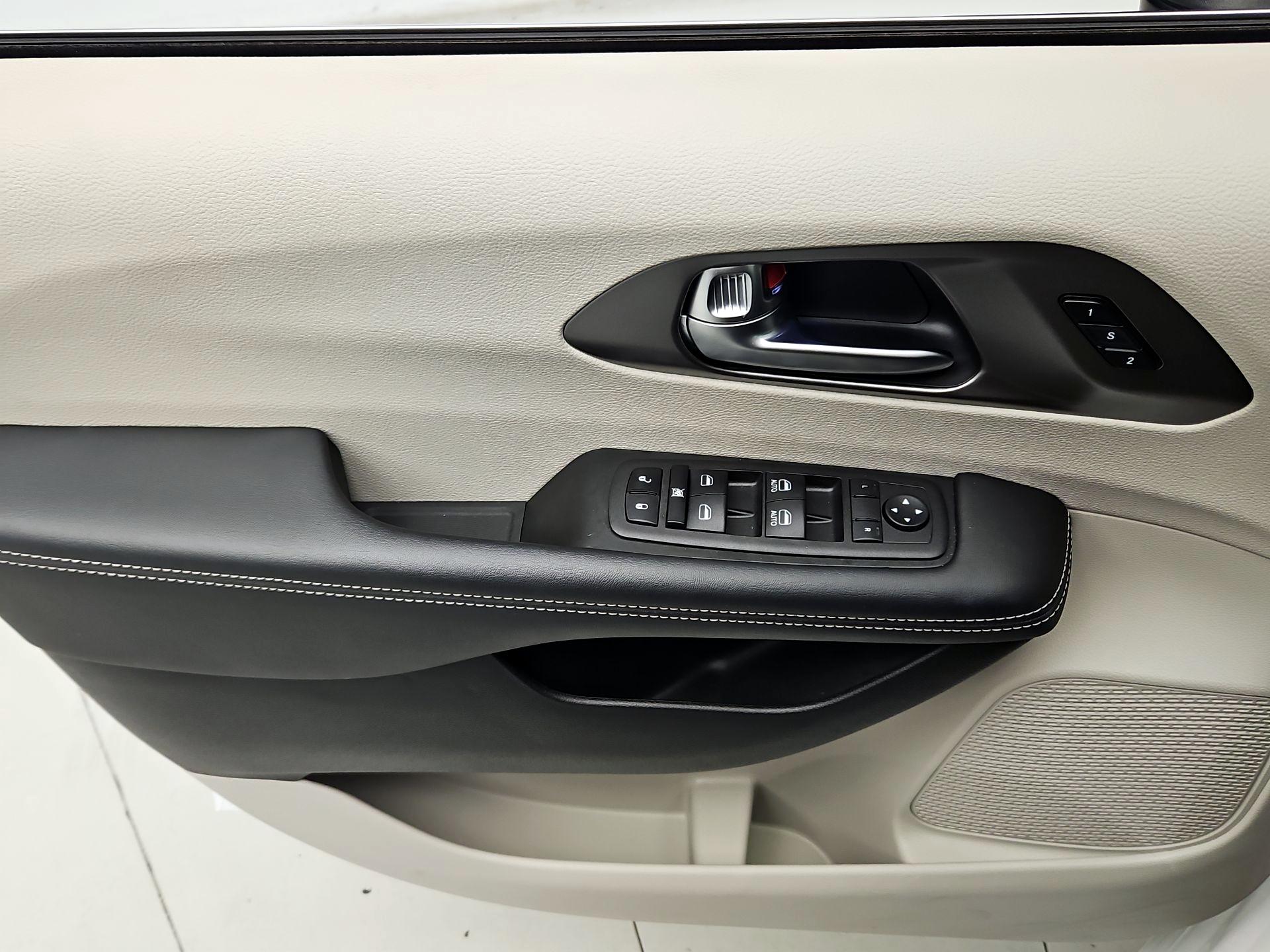 Thumbnail: 2023 Chrysler Pacifica - 12