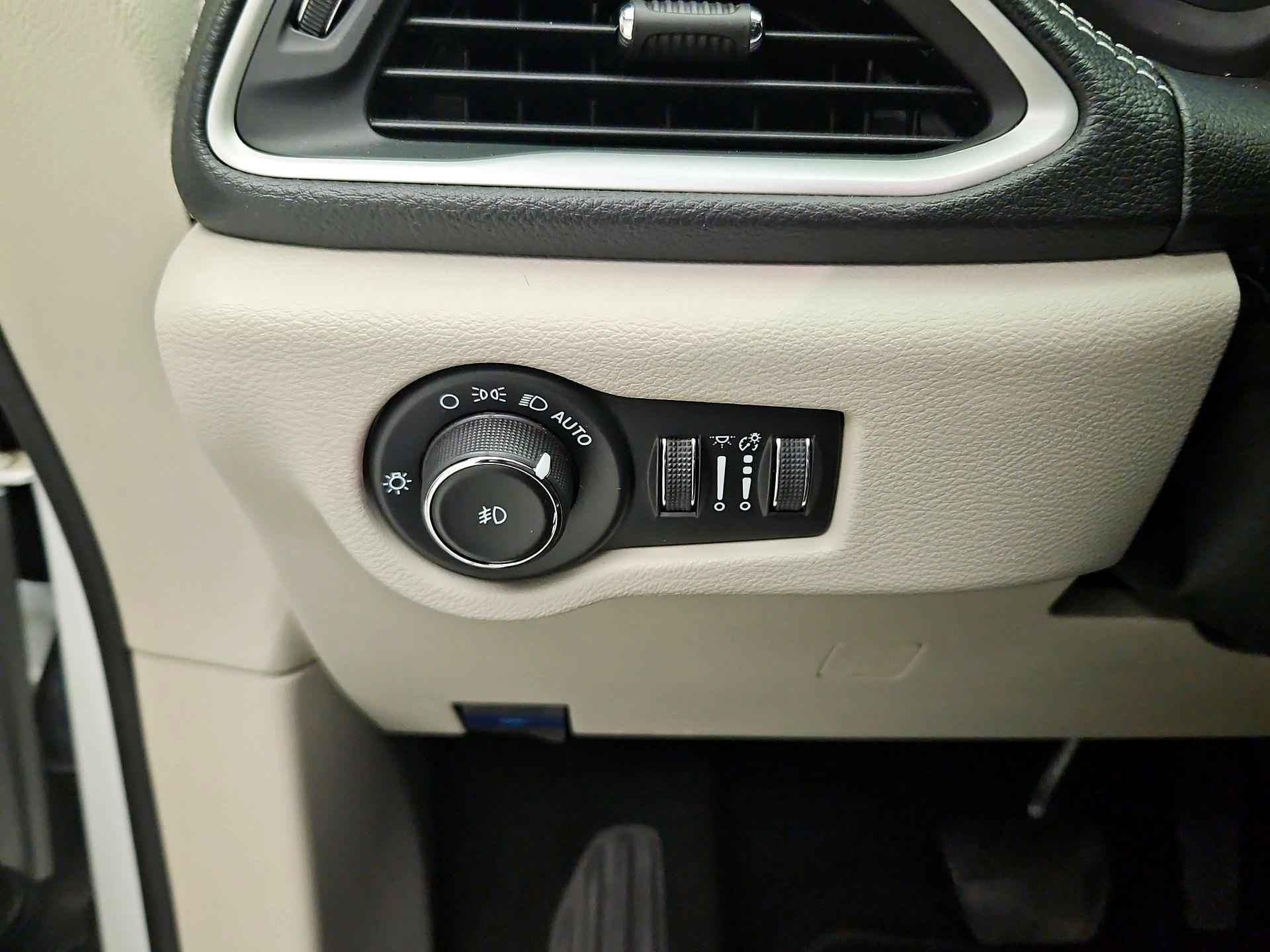 Thumbnail: 2023 Chrysler Pacifica - 13