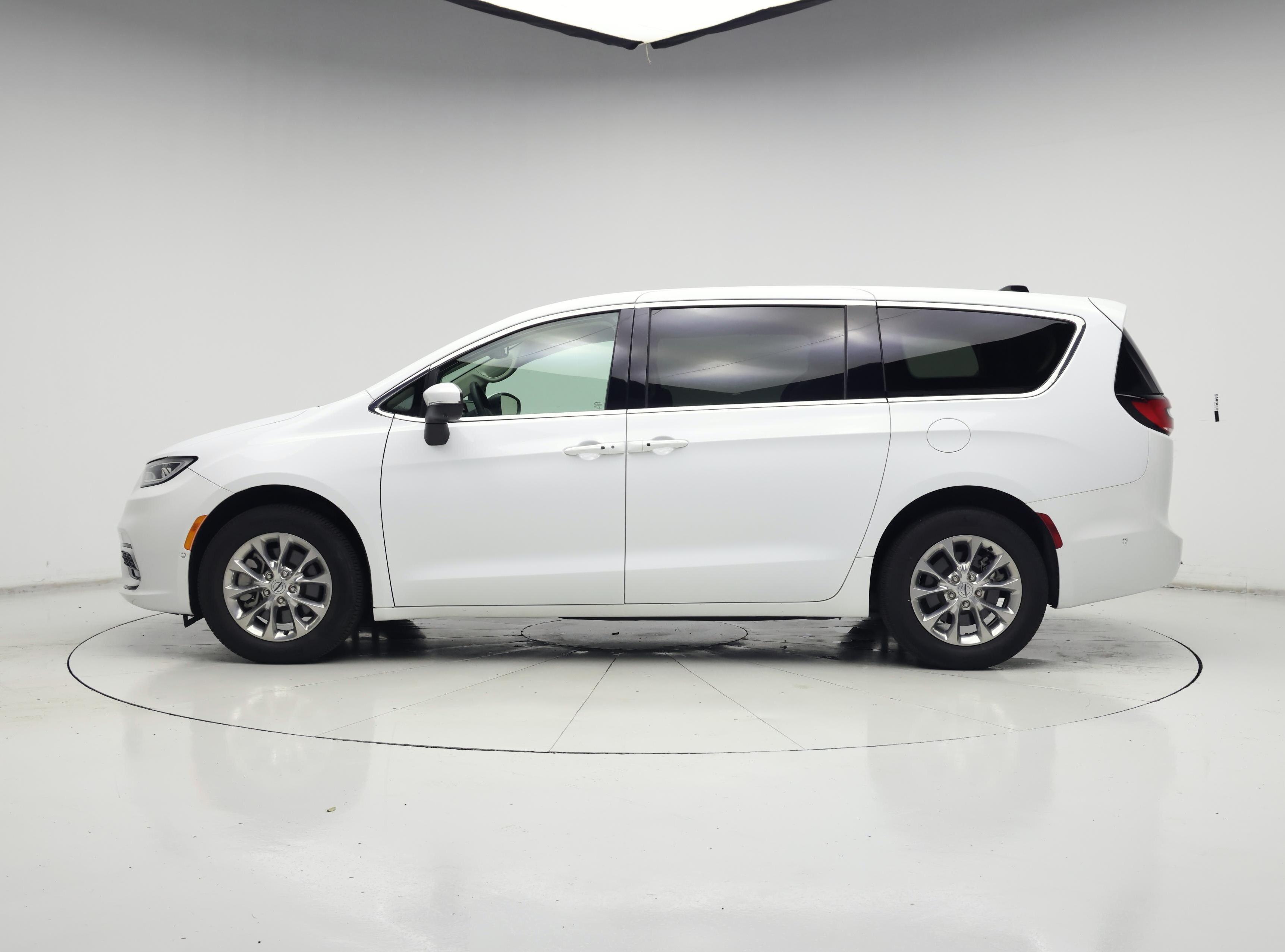 Thumbnail: 2023 Chrysler Pacifica - 3