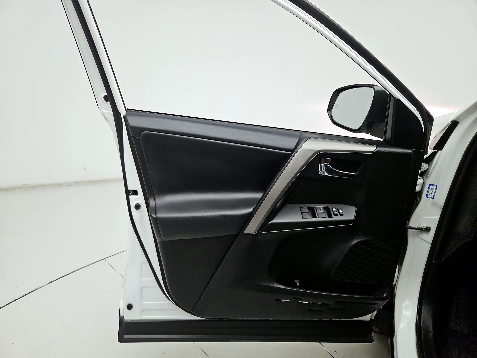 Thumbnail: 2018 Toyota RAV4 - 12