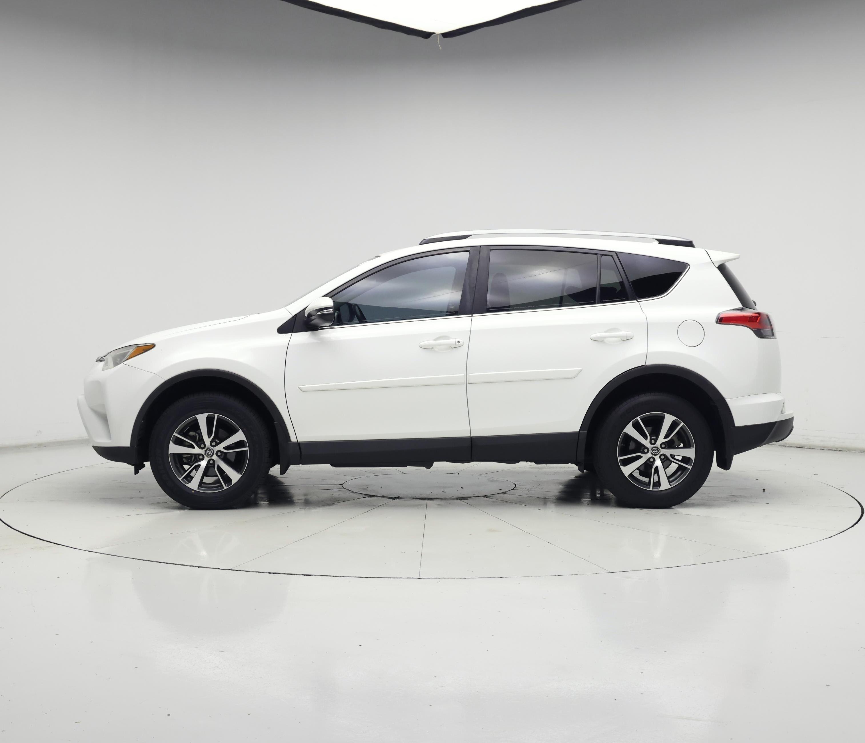 Thumbnail: 2018 Toyota RAV4 - 3