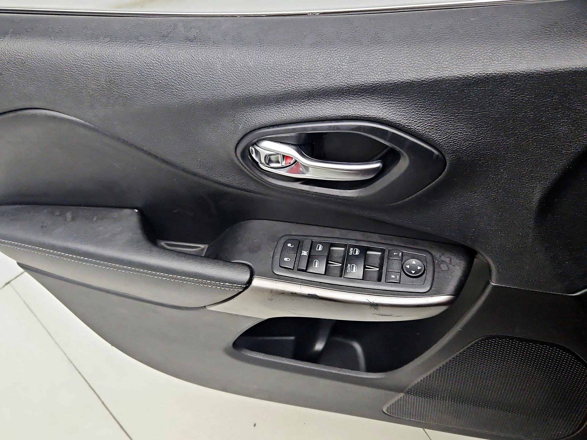 Thumbnail: 2019 Jeep Cherokee - 12