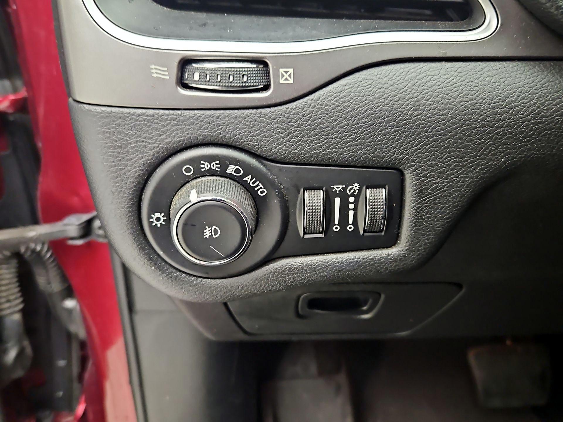 Thumbnail: 2019 Jeep Cherokee - 13