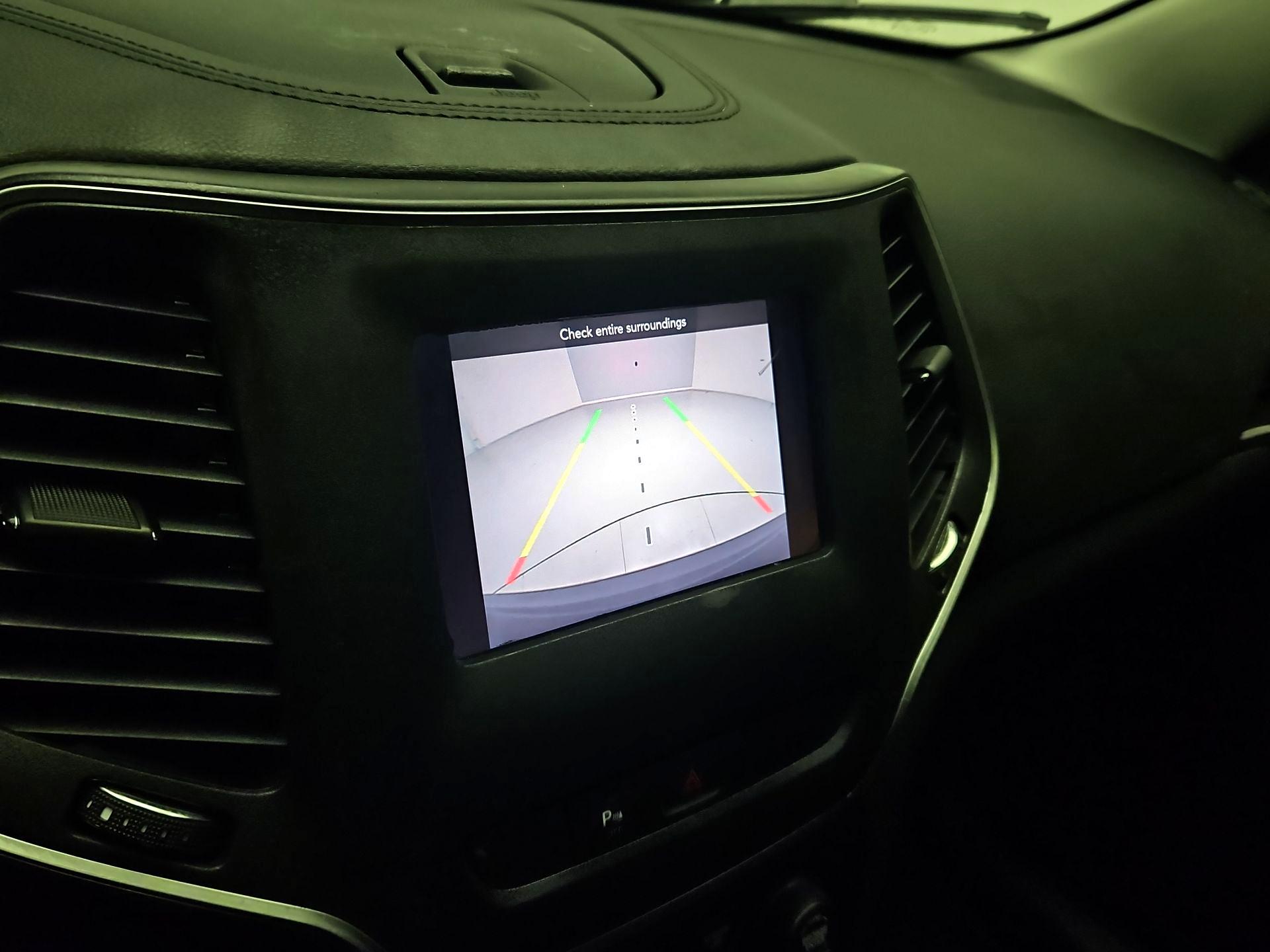 Thumbnail: 2019 Jeep Cherokee - 14