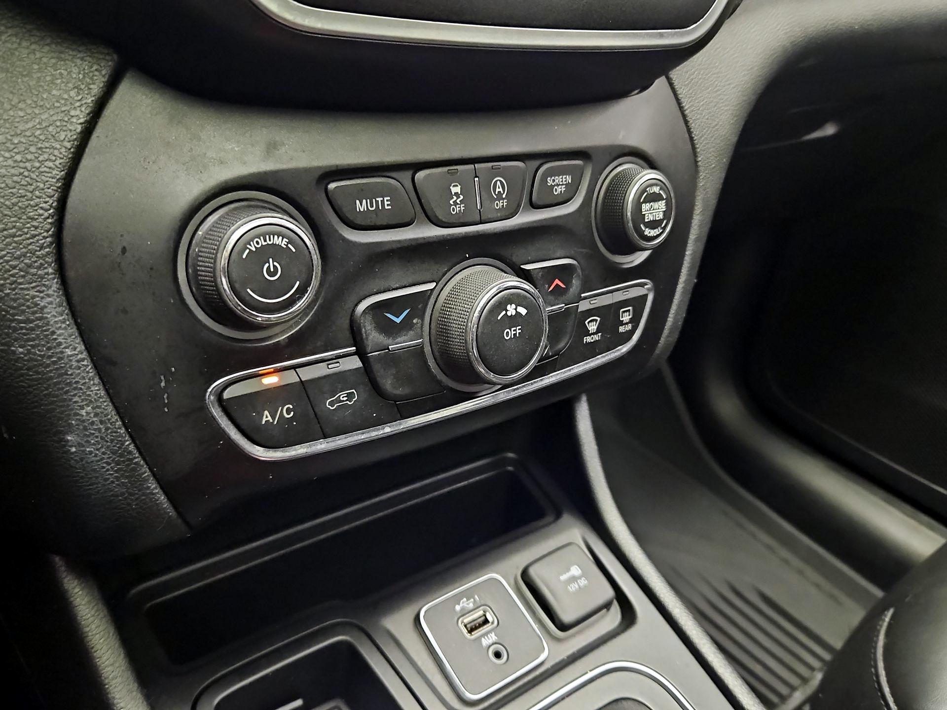 Thumbnail: 2019 Jeep Cherokee - 16