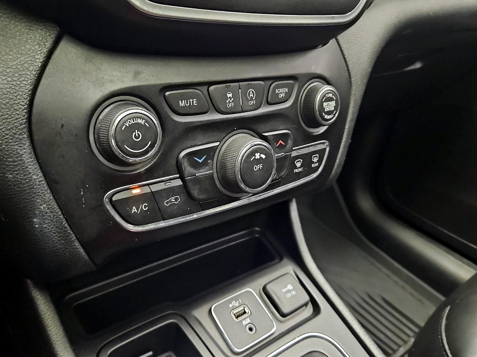 2019 Jeep Cherokee Latitude Plus - Photo 17