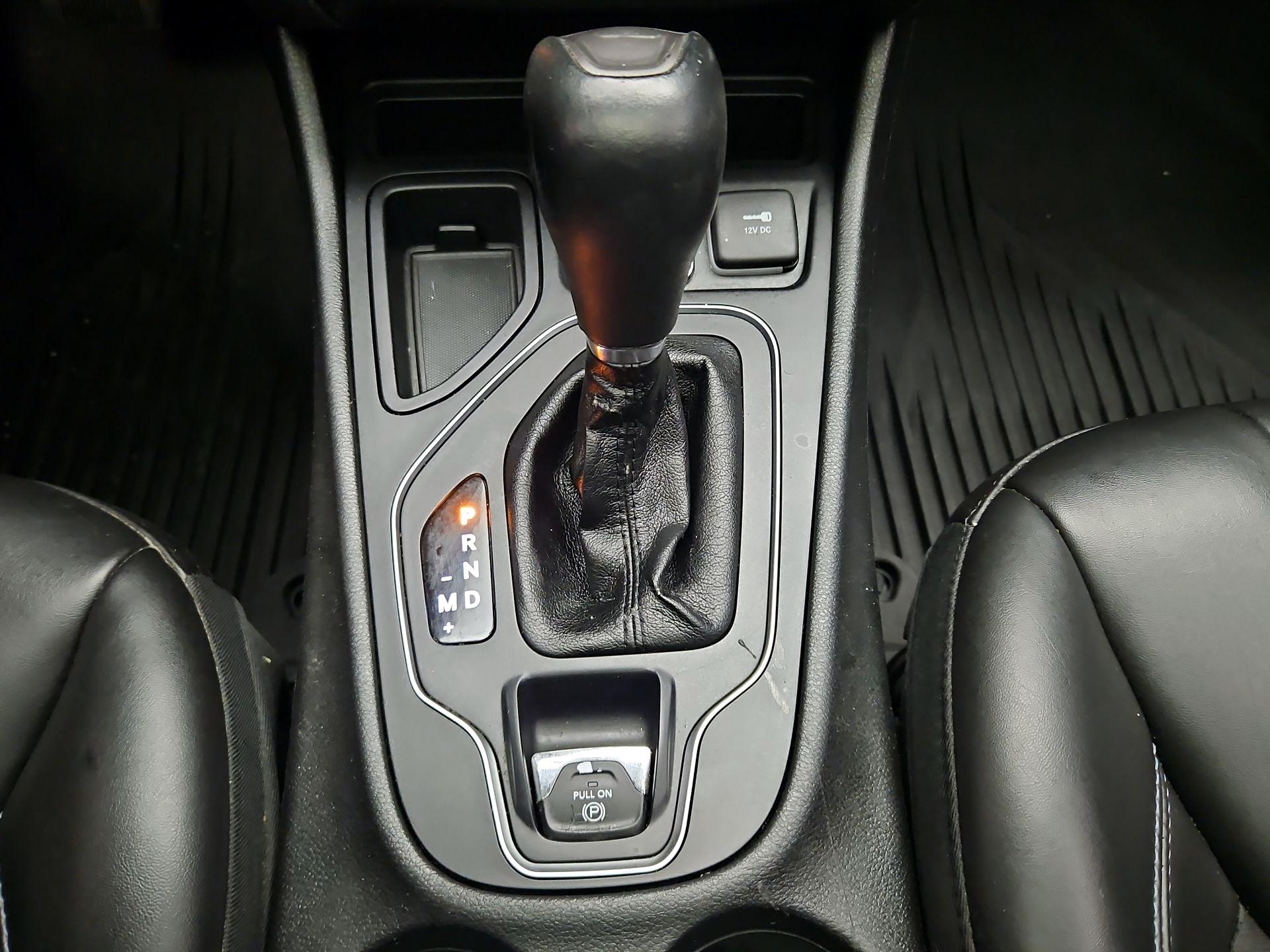 Thumbnail: 2019 Jeep Cherokee - 17