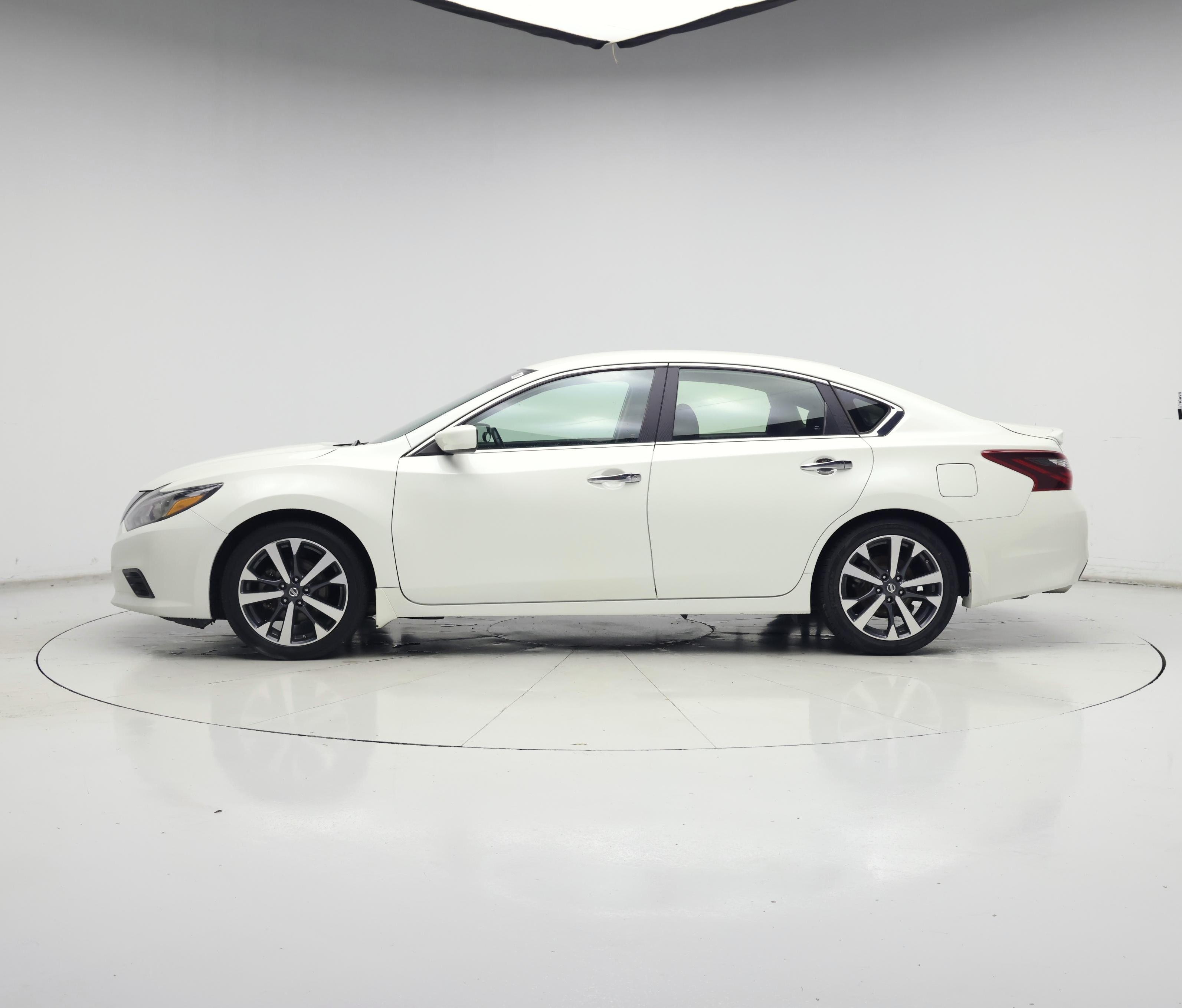 Thumbnail: 2017 Nissan Altima - 3