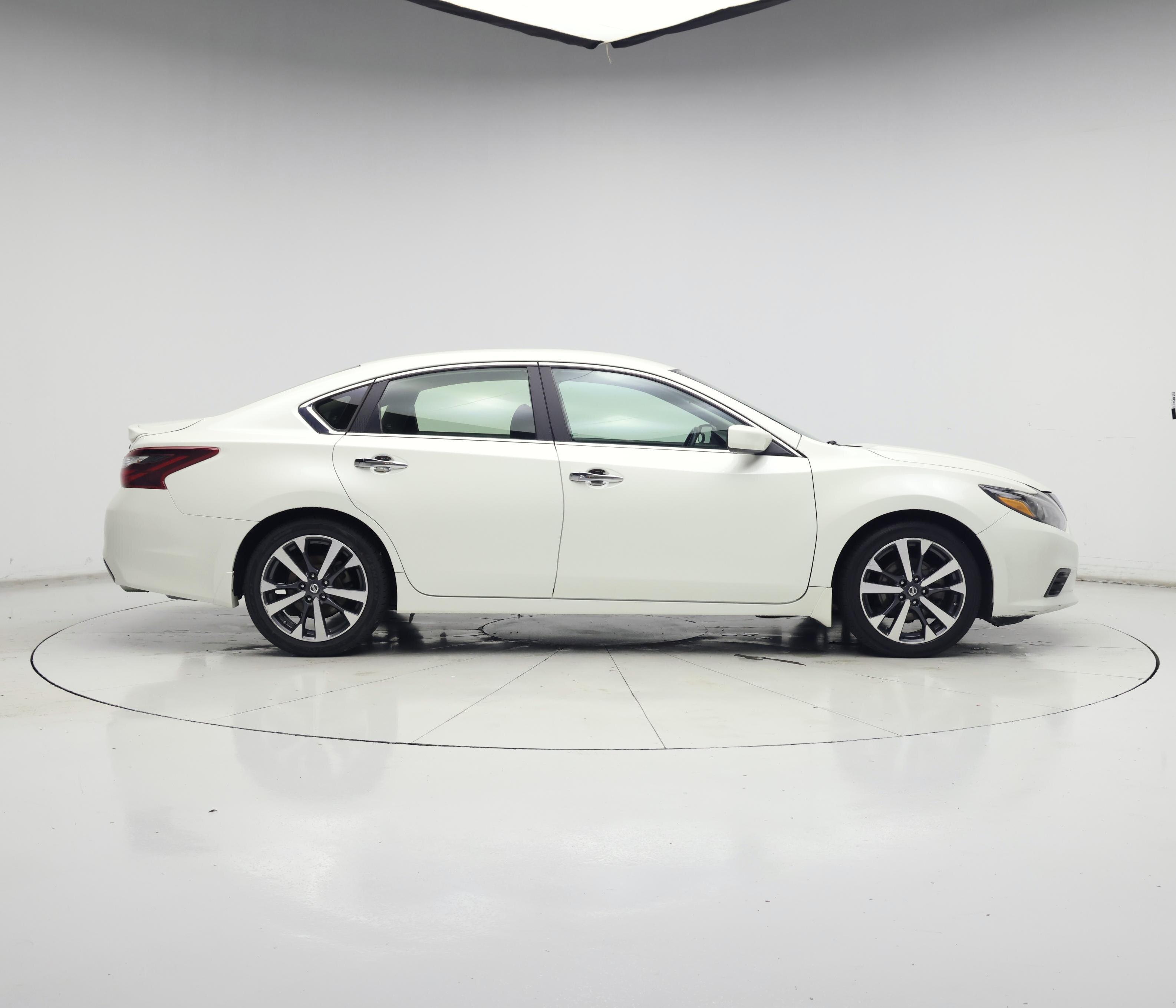 Thumbnail: 2017 Nissan Altima - 7