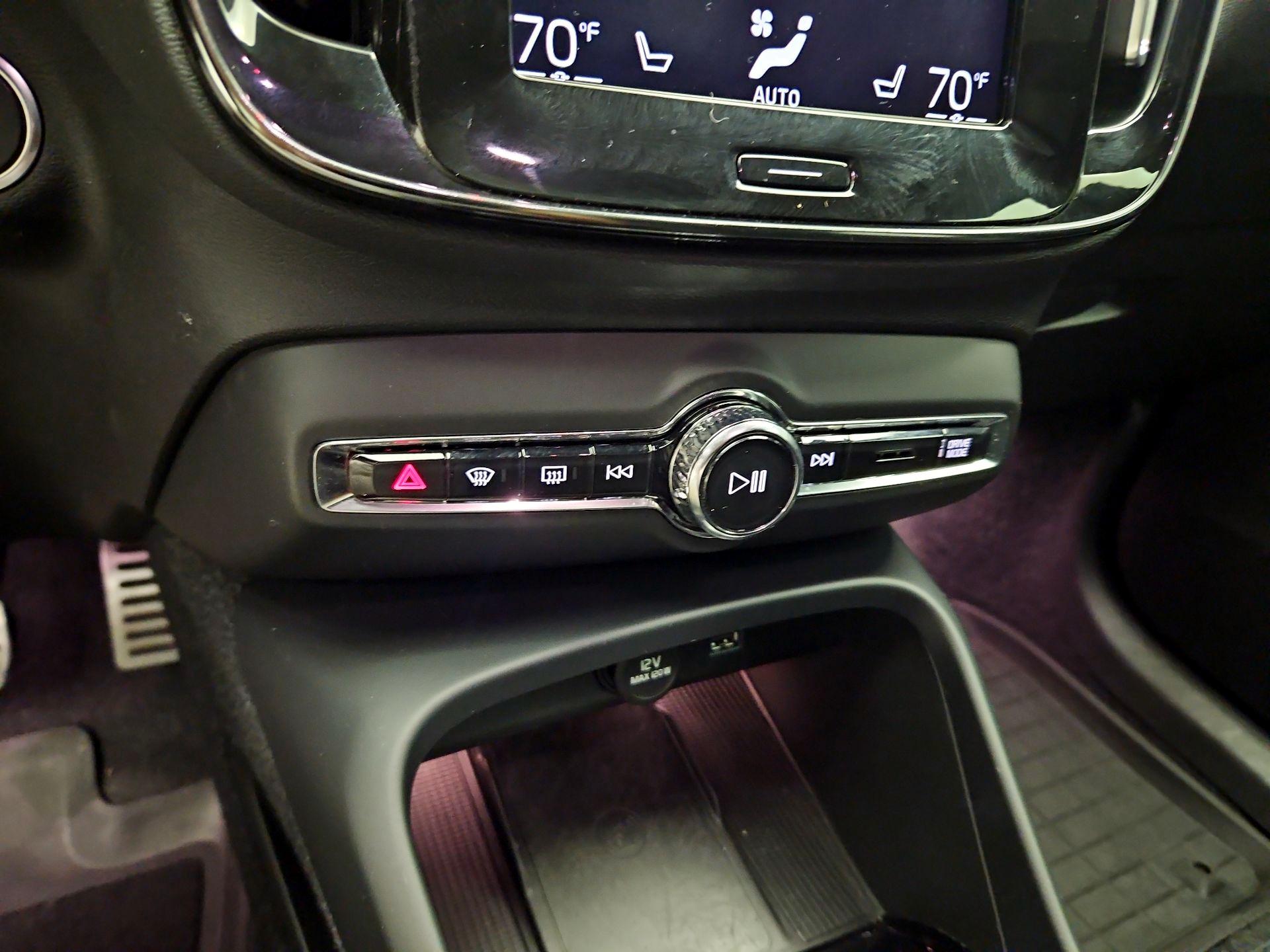 Thumbnail: 2019 Volvo XC40 - 16