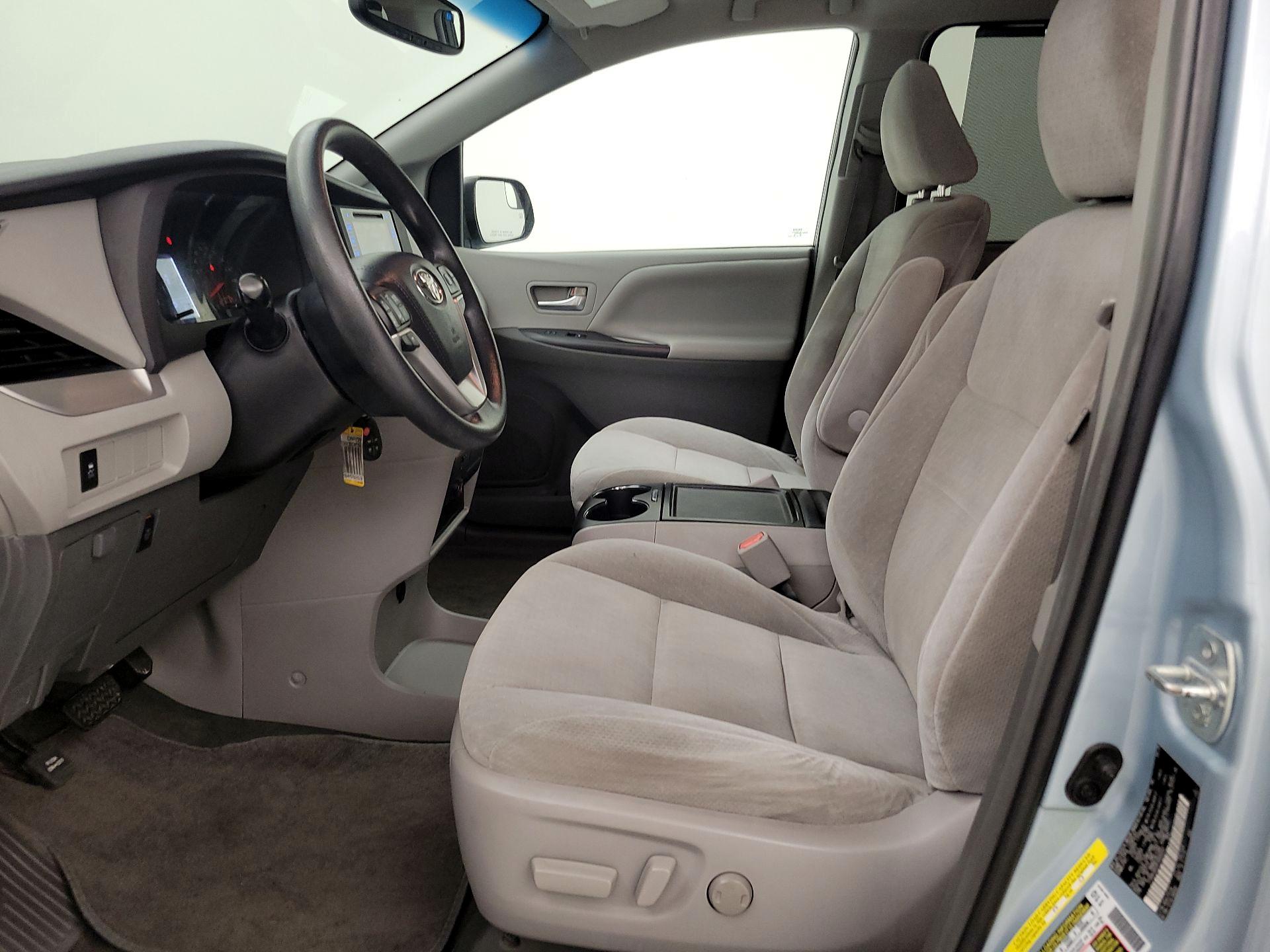 Thumbnail: 2015 Toyota Sienna - 11