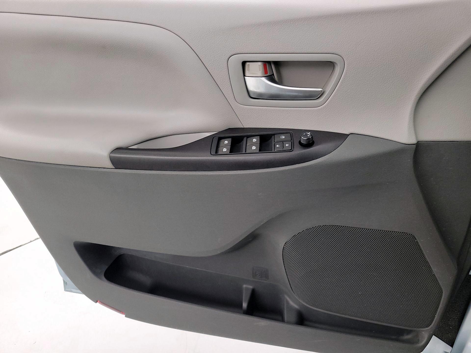 Thumbnail: 2015 Toyota Sienna - 12