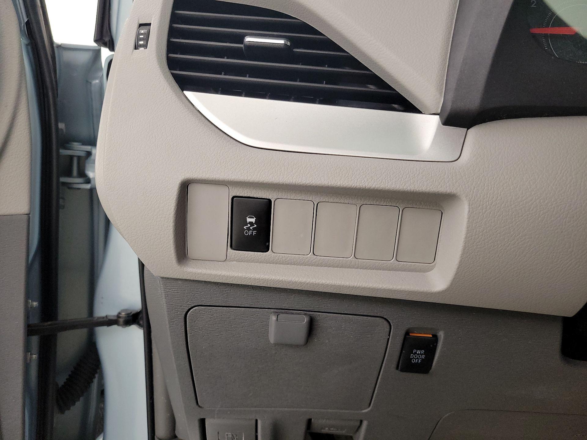 Thumbnail: 2015 Toyota Sienna - 13