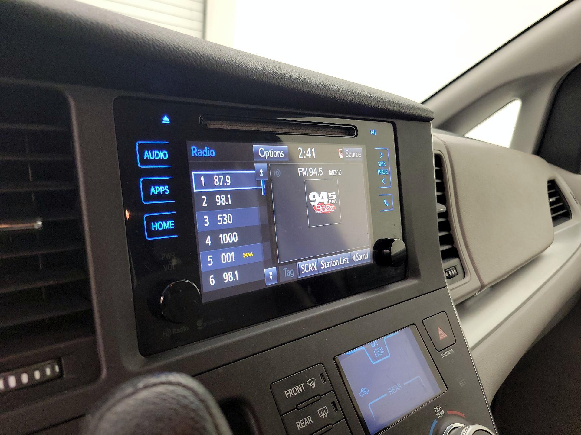 Thumbnail: 2015 Toyota Sienna - 15