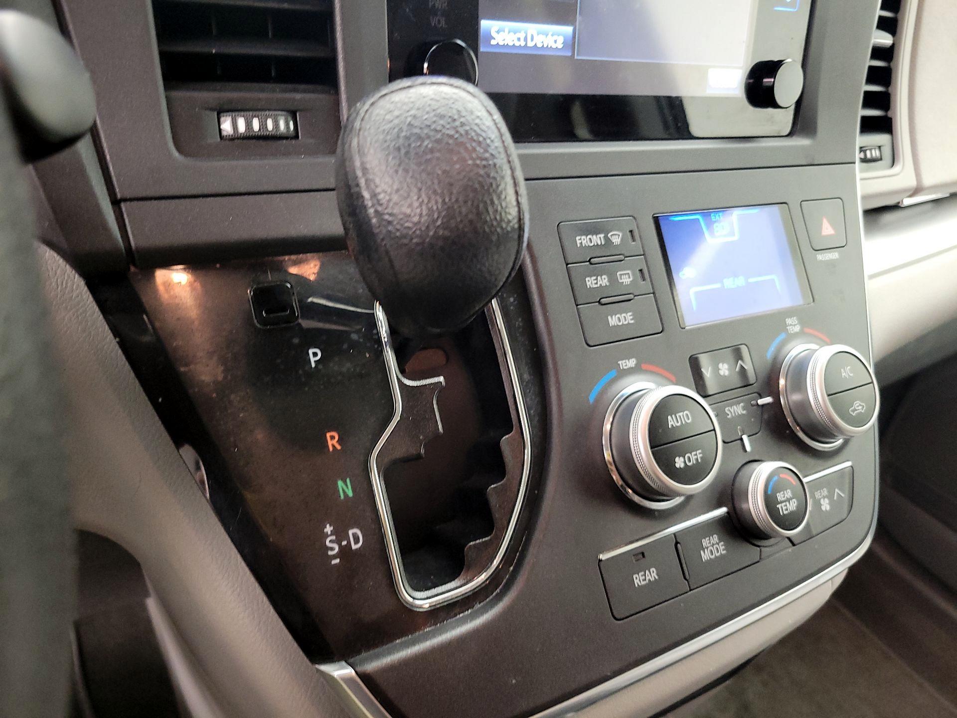 Thumbnail: 2015 Toyota Sienna - 17