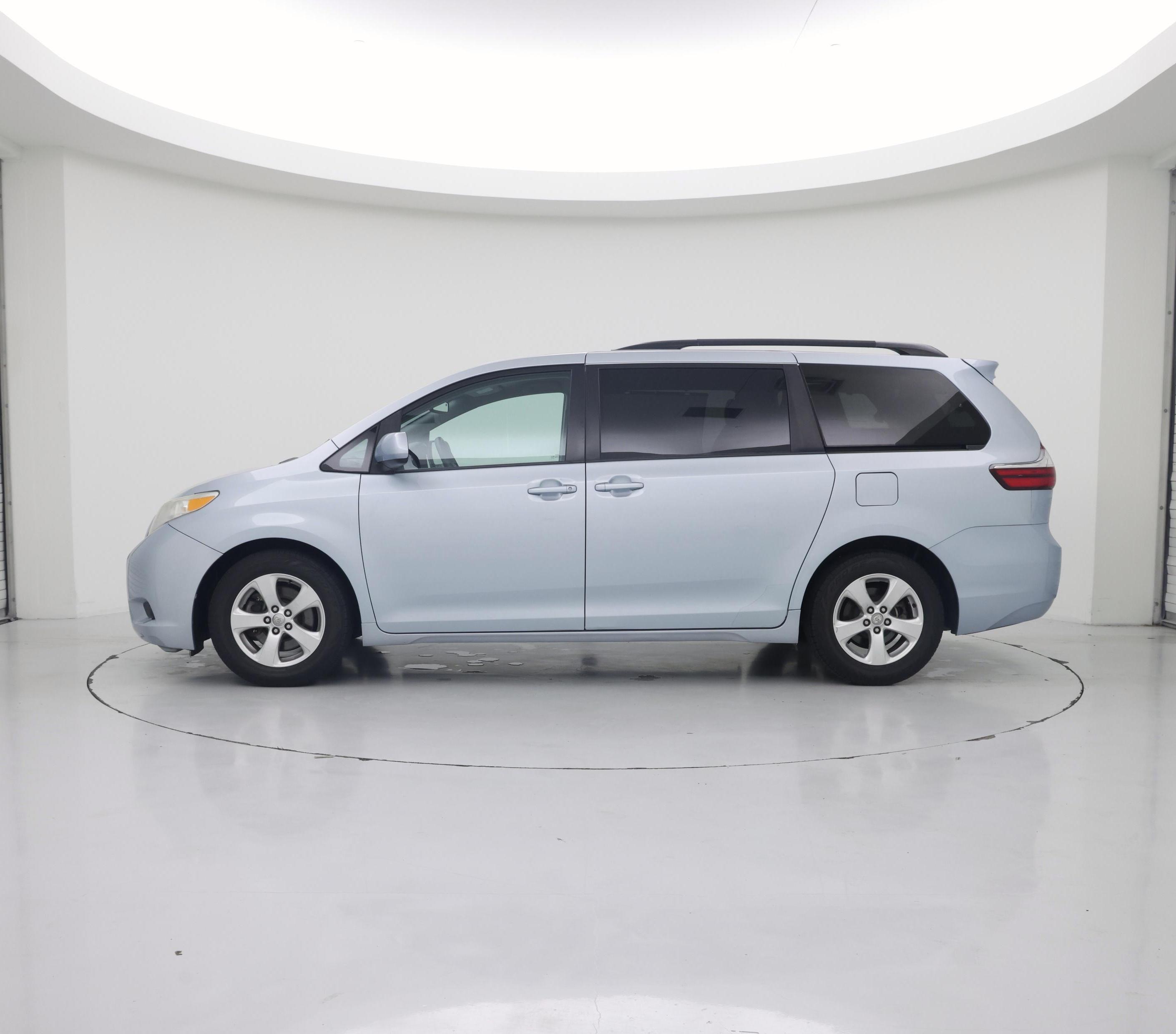 Thumbnail: 2015 Toyota Sienna - 3