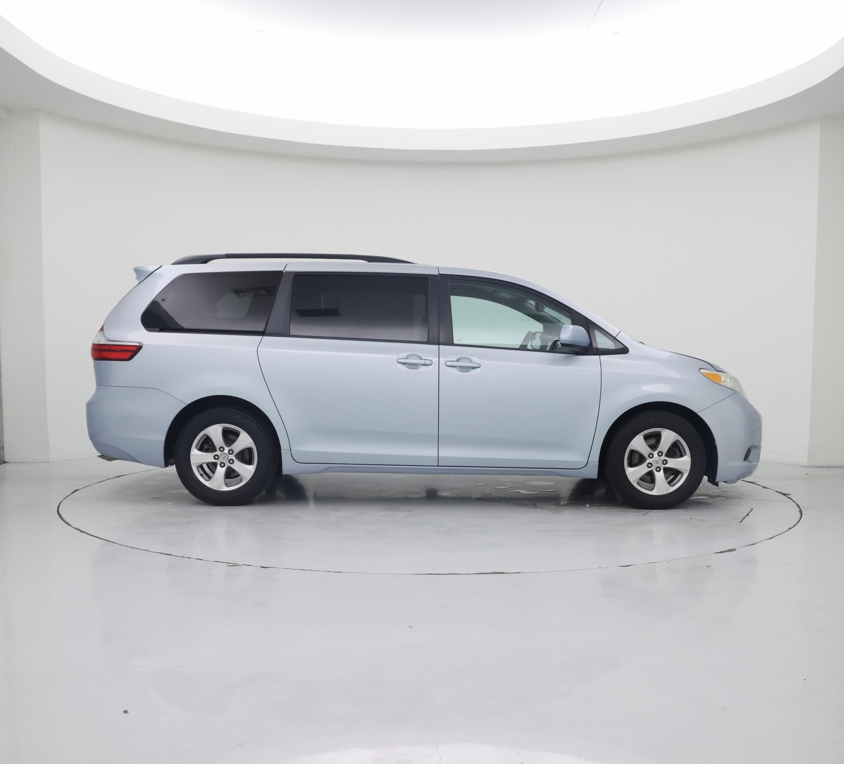 Thumbnail: 2015 Toyota Sienna - 7