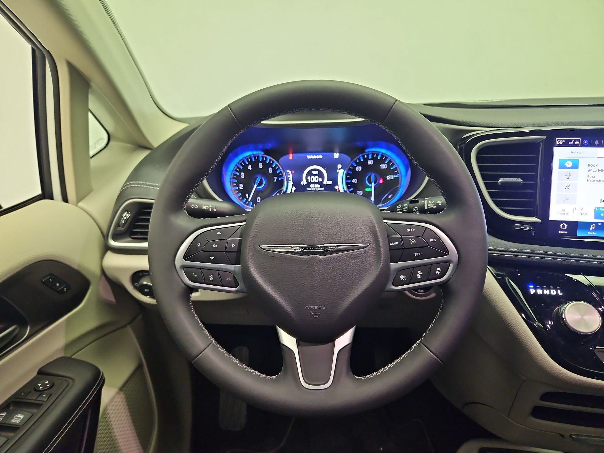 Thumbnail: 2023 Chrysler Pacifica - 10