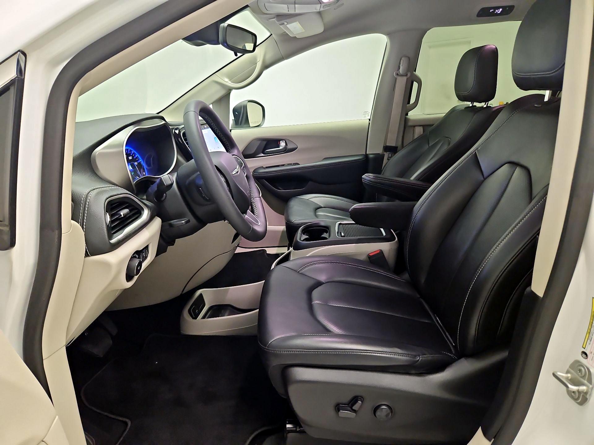 Thumbnail: 2023 Chrysler Pacifica - 11
