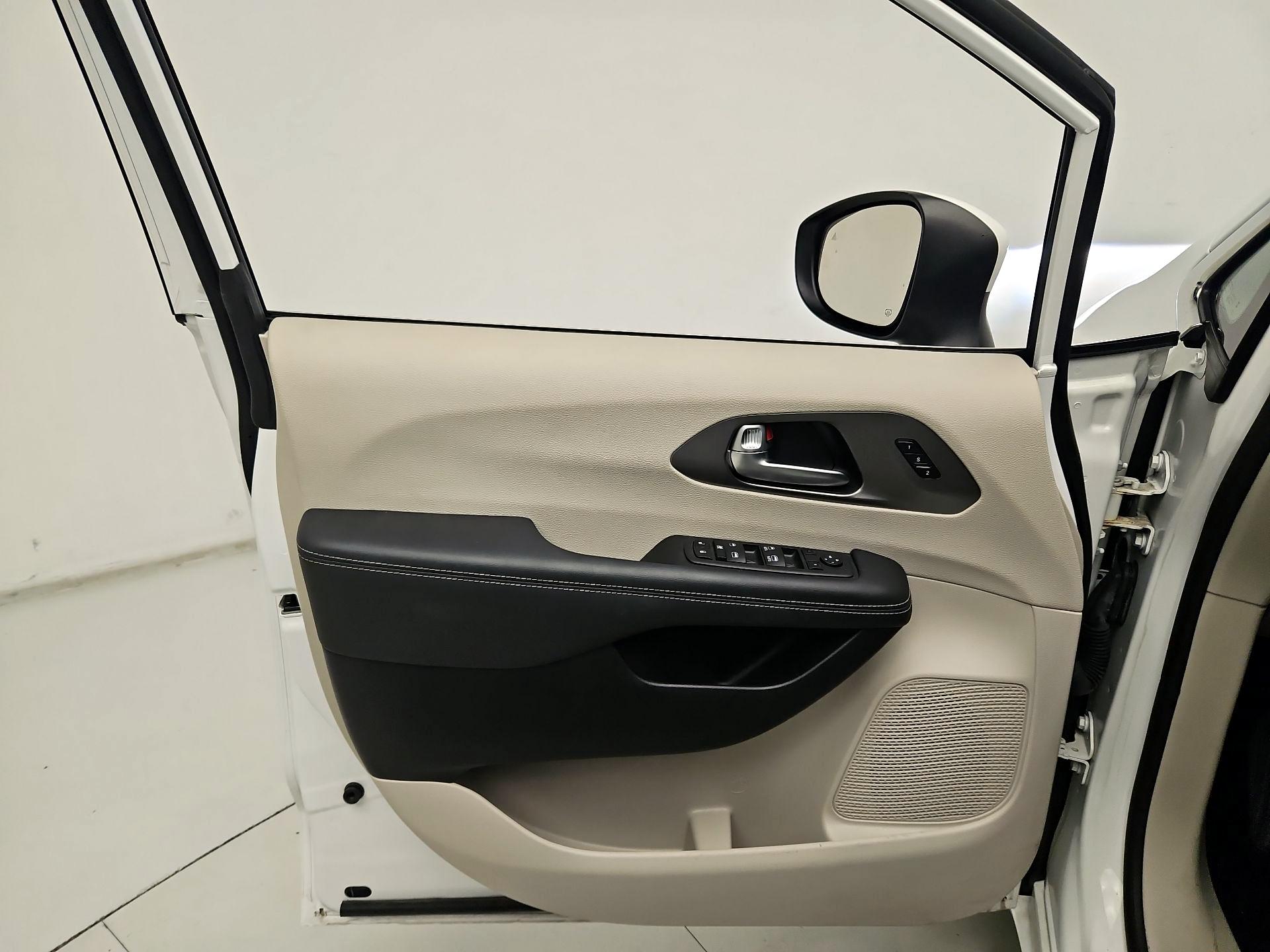 Thumbnail: 2023 Chrysler Pacifica - 12