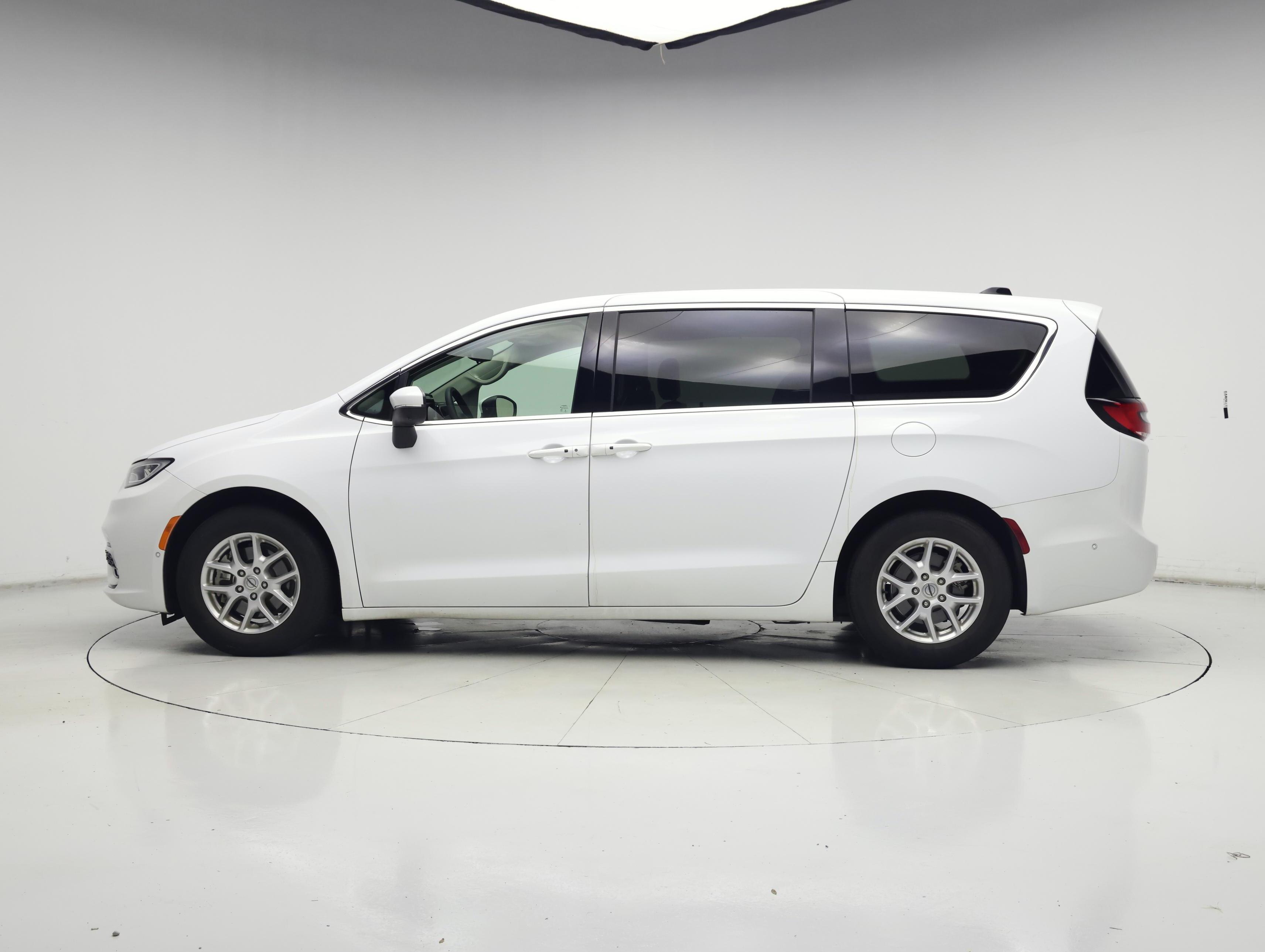 Thumbnail: 2023 Chrysler Pacifica - 3