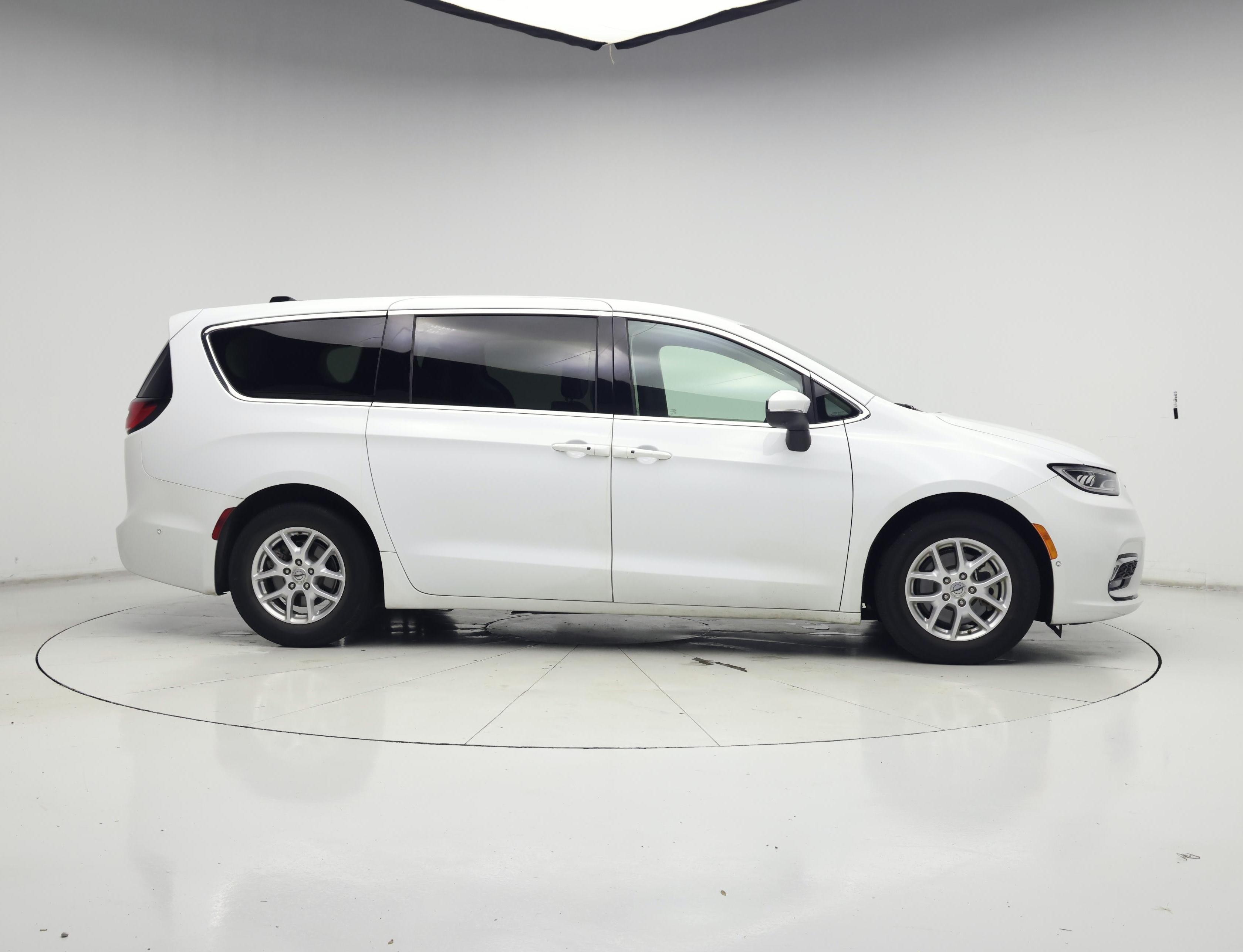 Thumbnail: 2023 Chrysler Pacifica - 7