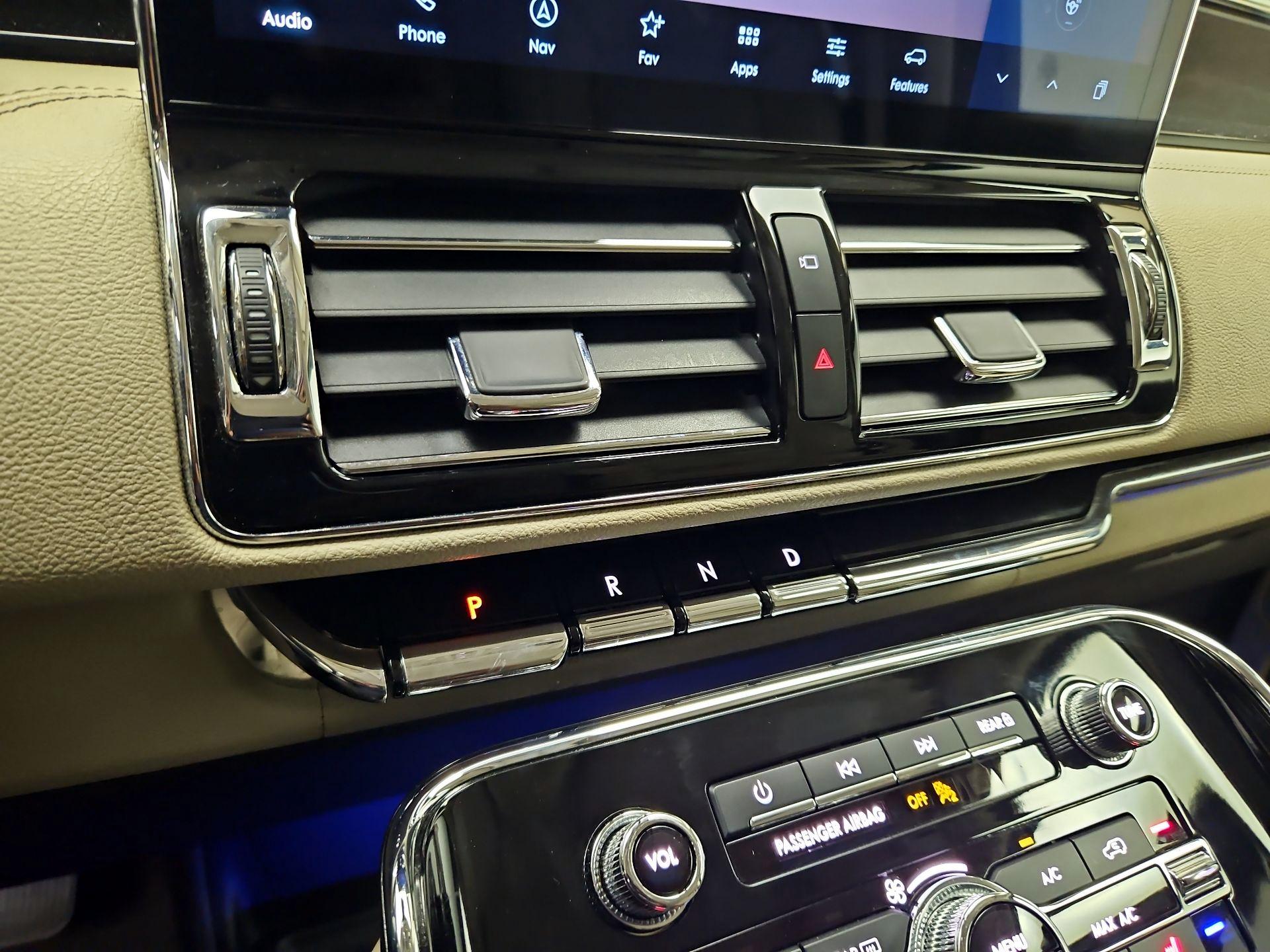 Thumbnail: 2022 Lincoln Navigator - 17