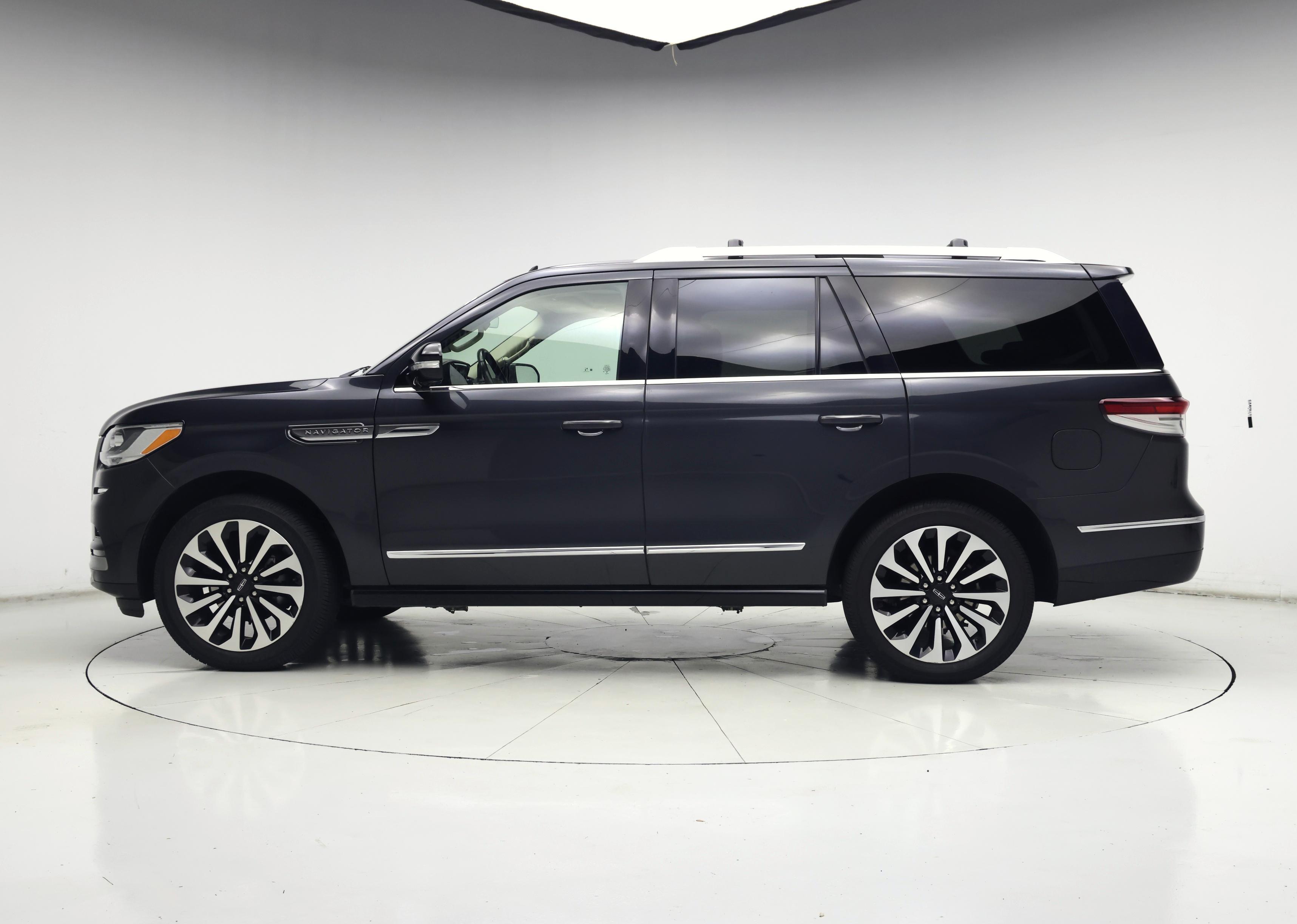 Thumbnail: 2022 Lincoln Navigator - 3