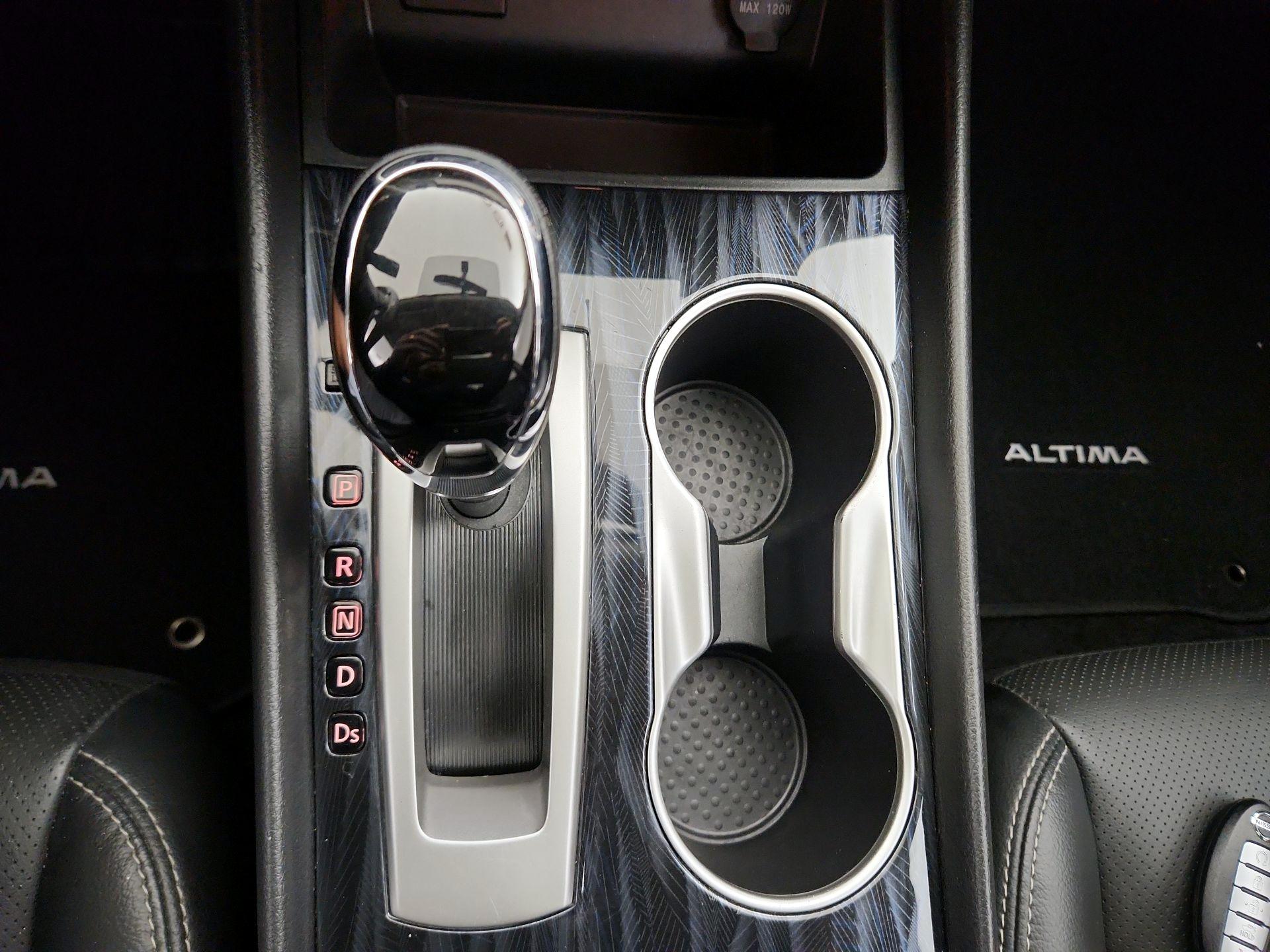 Thumbnail: 2017 Nissan Altima - 16