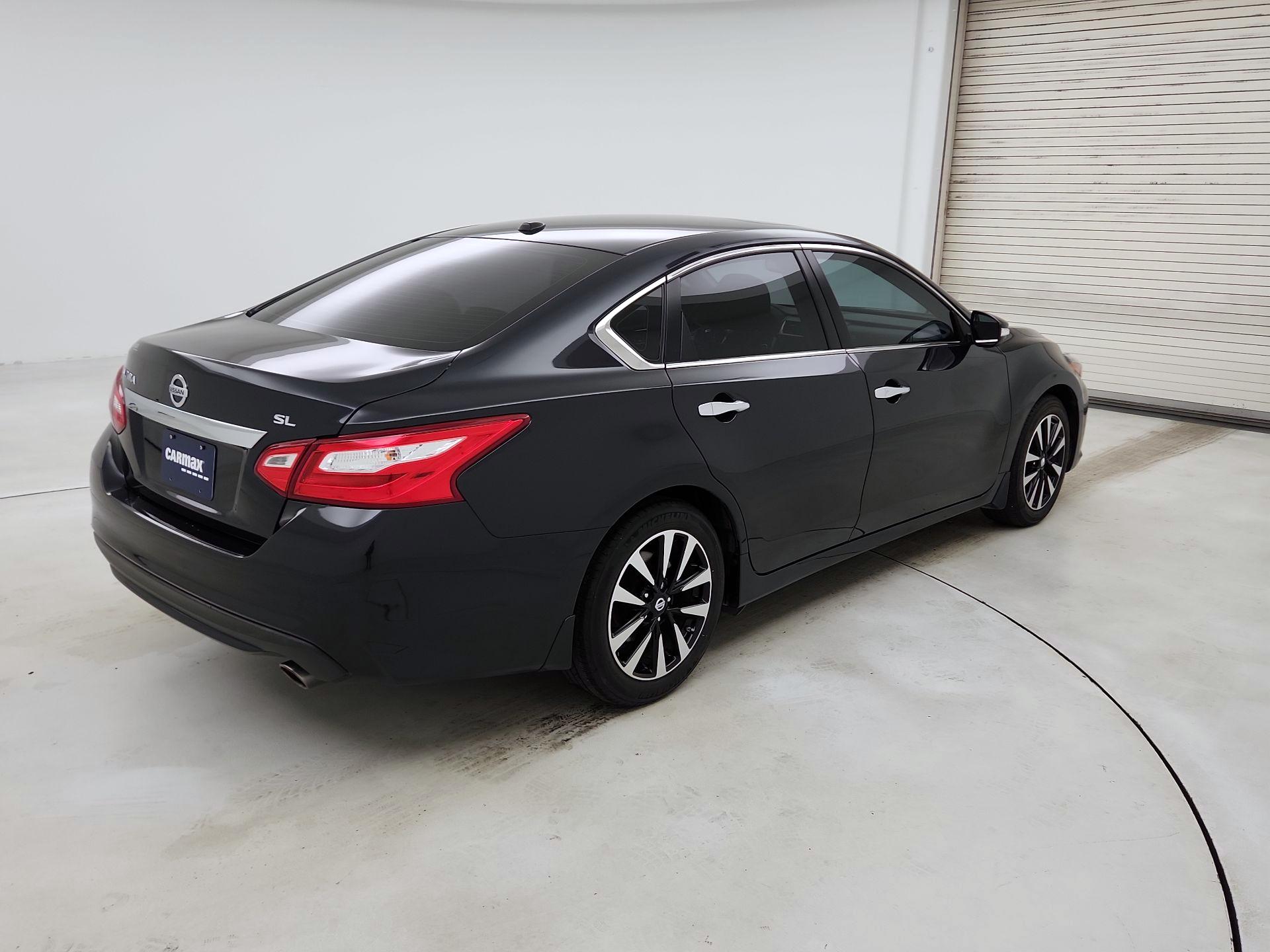 Thumbnail: 2017 Nissan Altima - 5