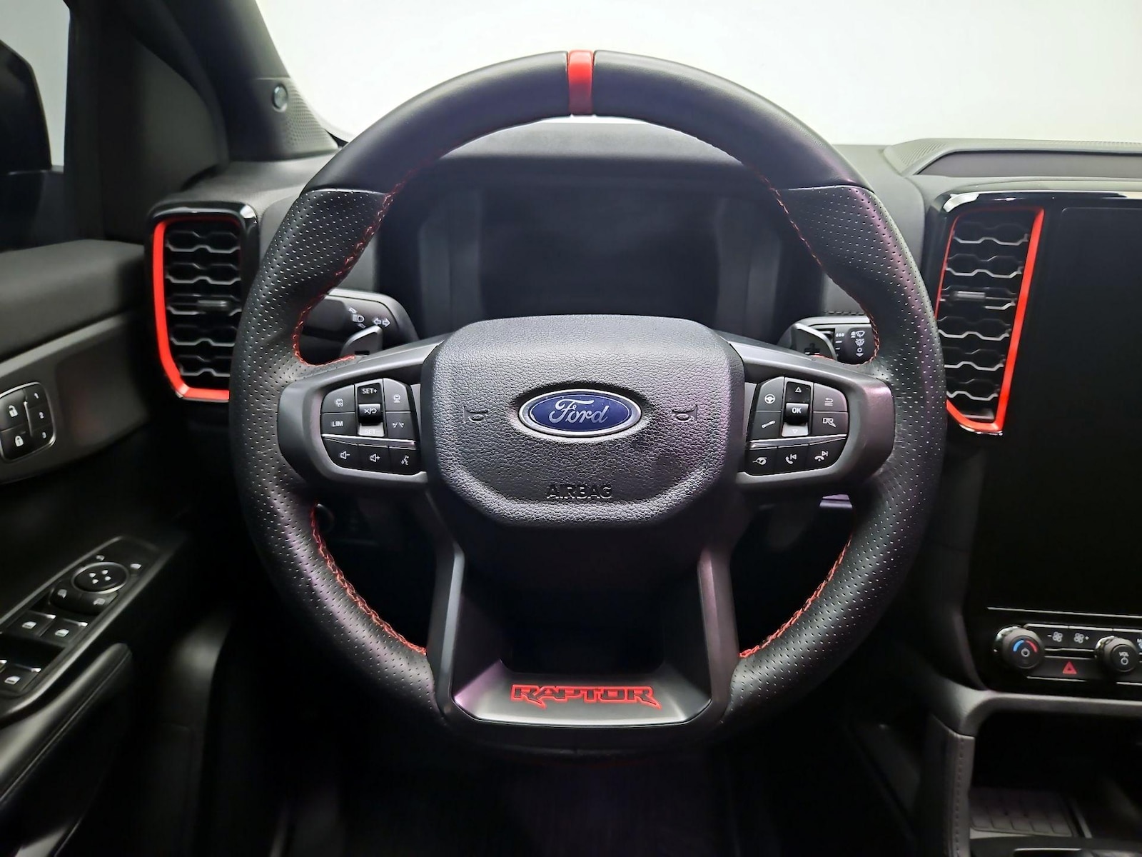 2025 Ford Ranger Raptor - Photo 11
