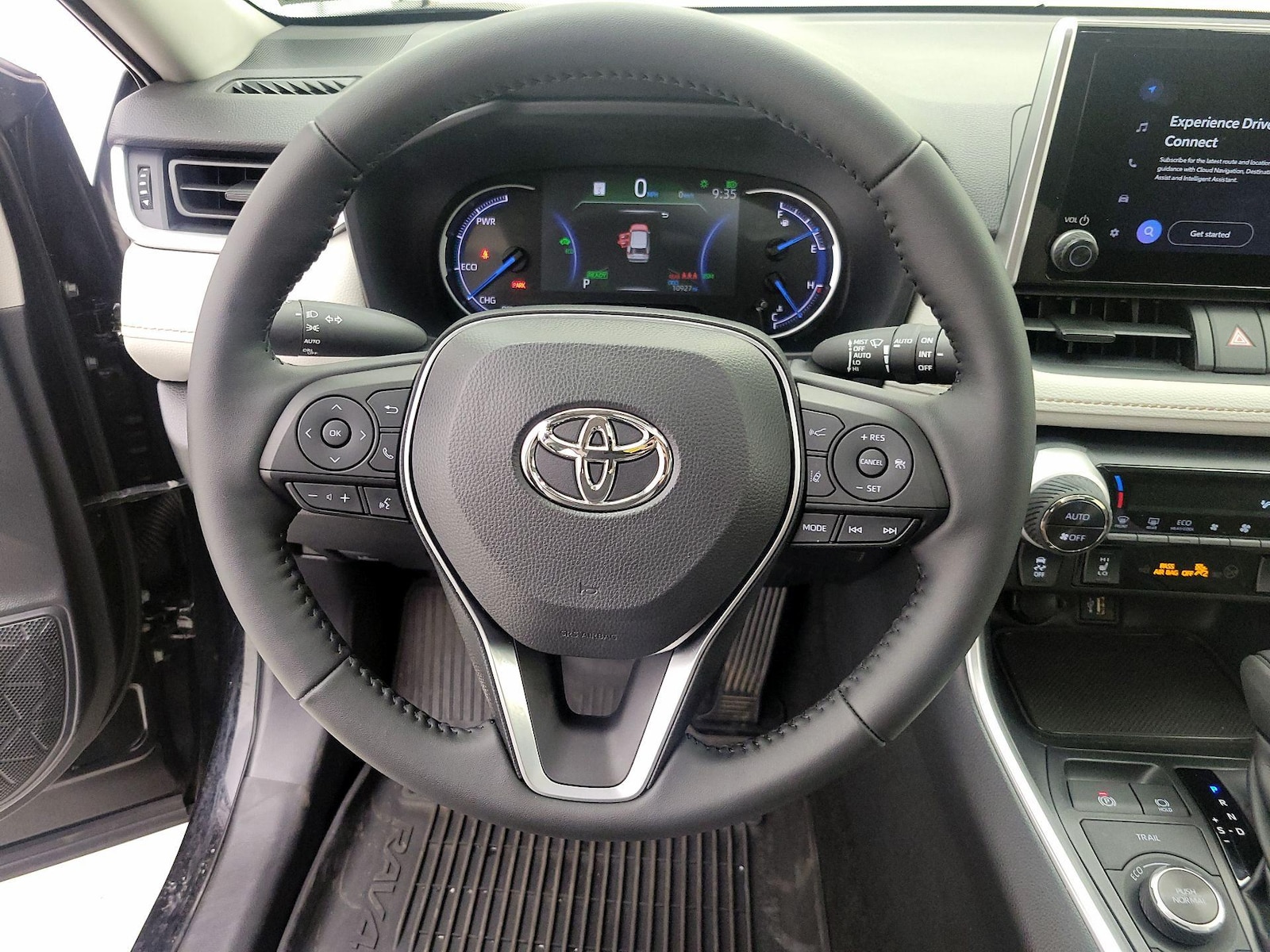 2025 Toyota RAV4 XLE - Photo 11