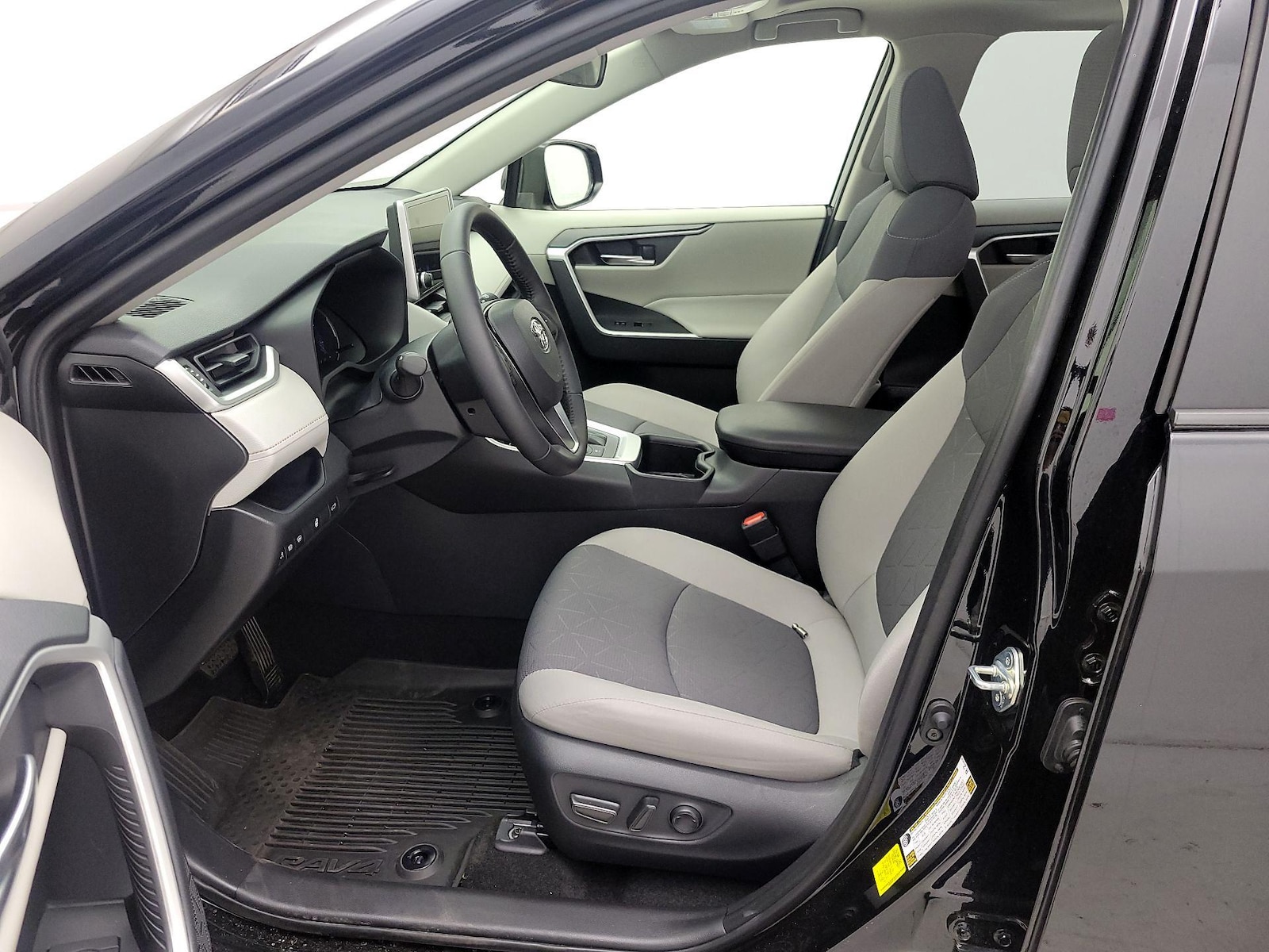 2025 Toyota RAV4 XLE - Photo 12