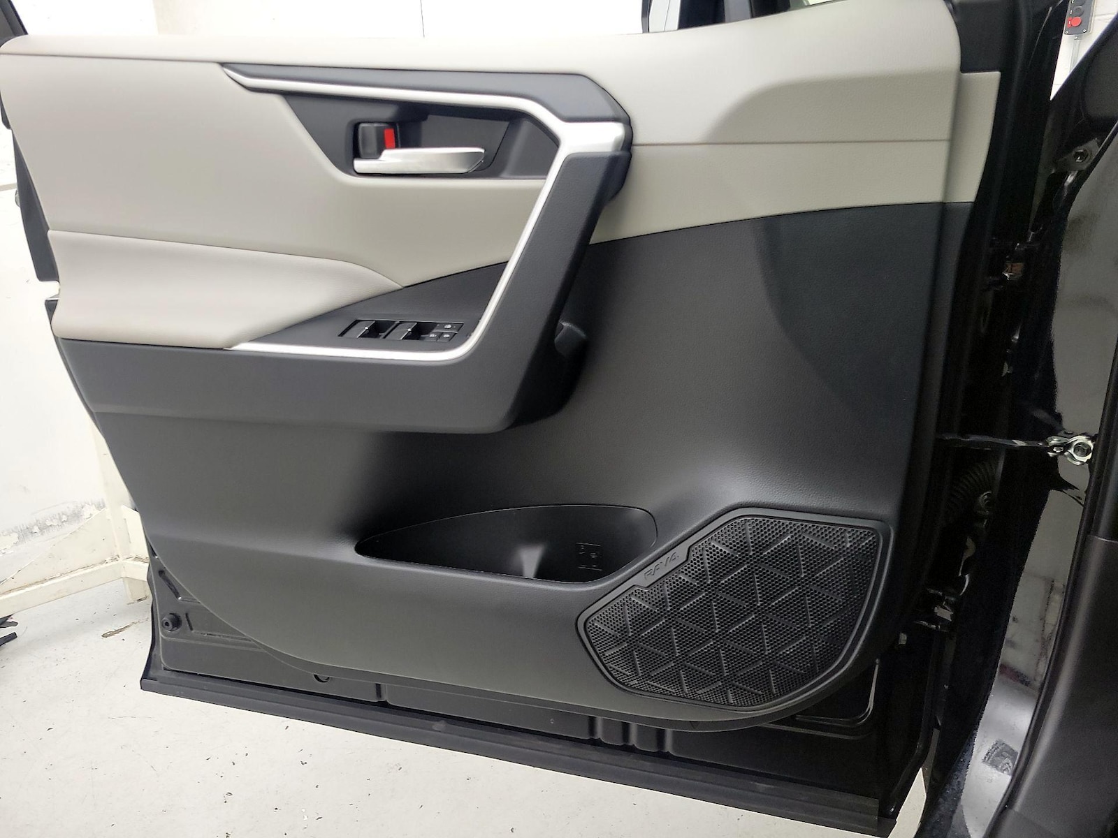 2025 Toyota RAV4 XLE - Photo 13
