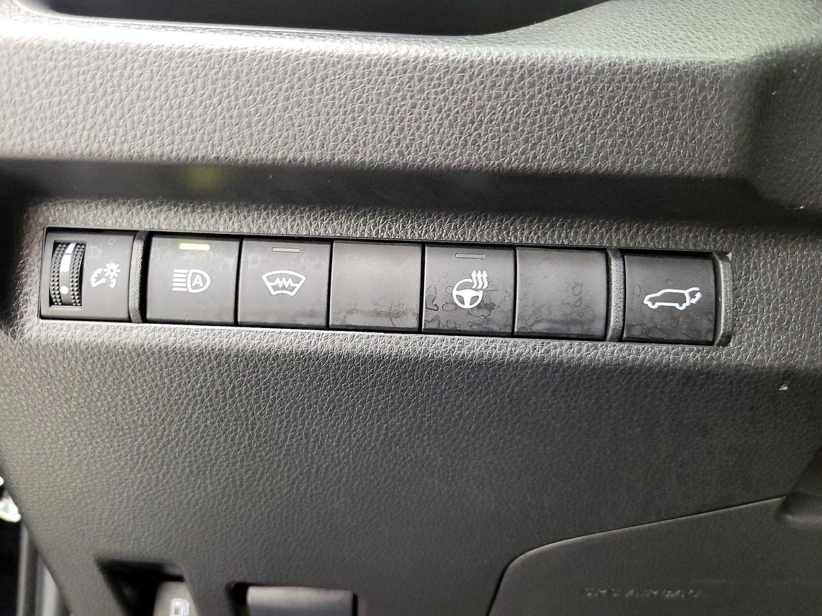 2025 Toyota RAV4 XLE - Photo 14