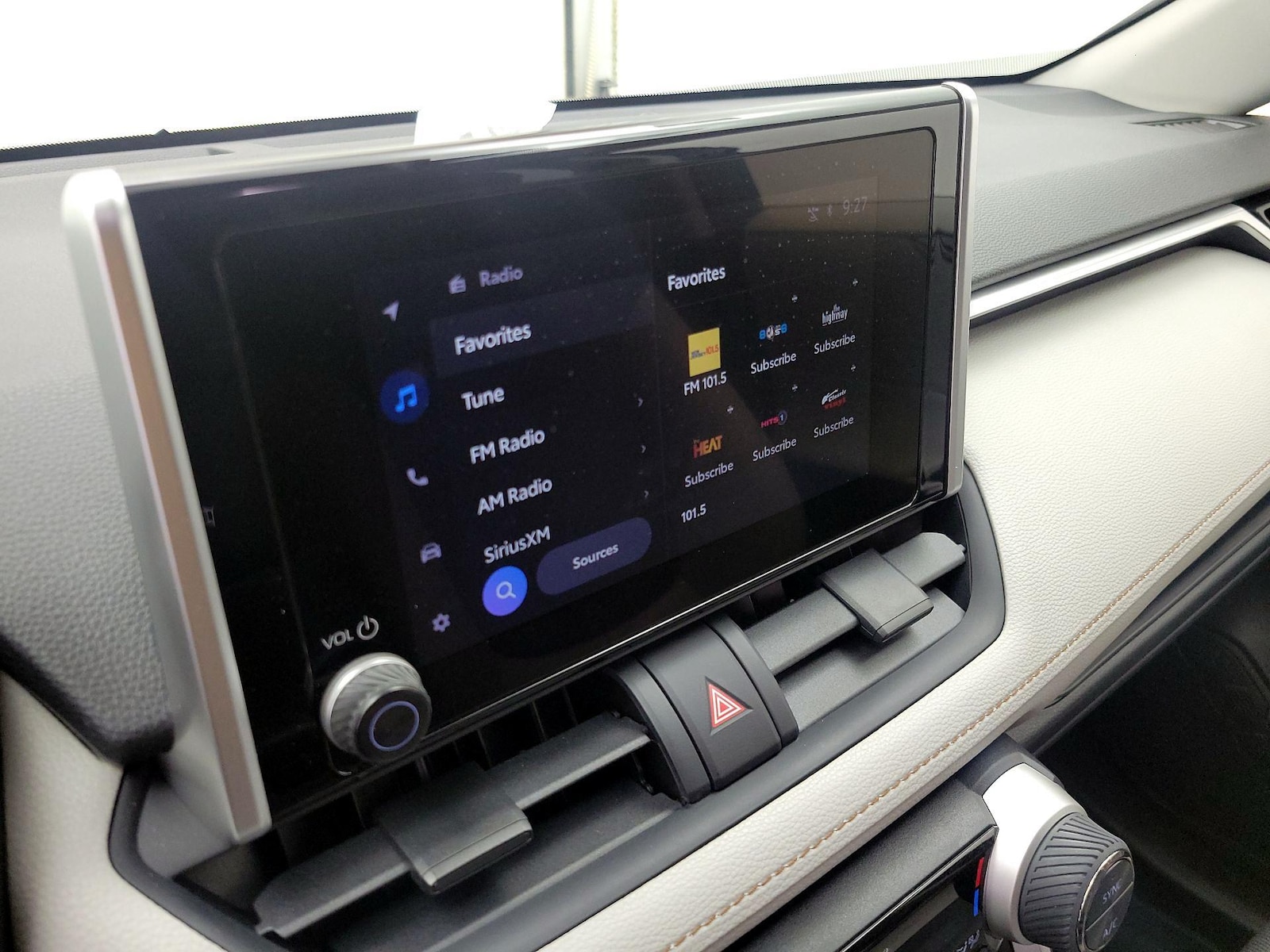2025 Toyota RAV4 XLE - Photo 16
