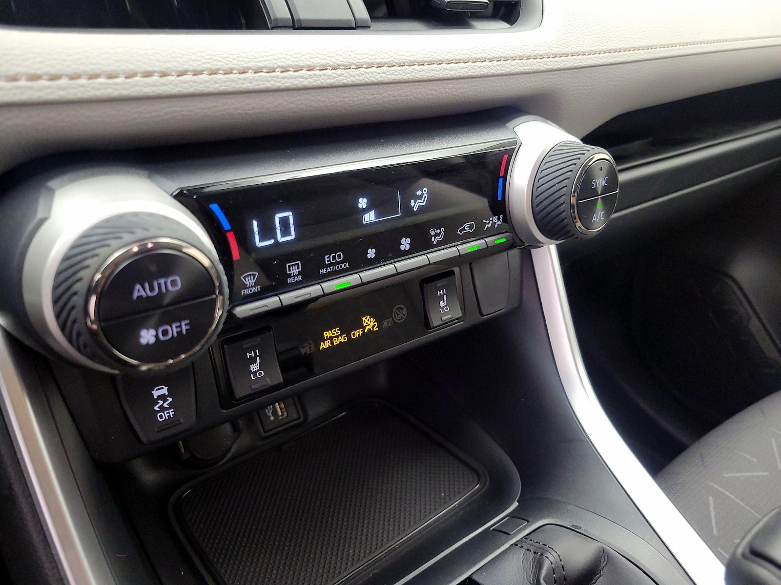 2025 Toyota RAV4 XLE - Photo 17