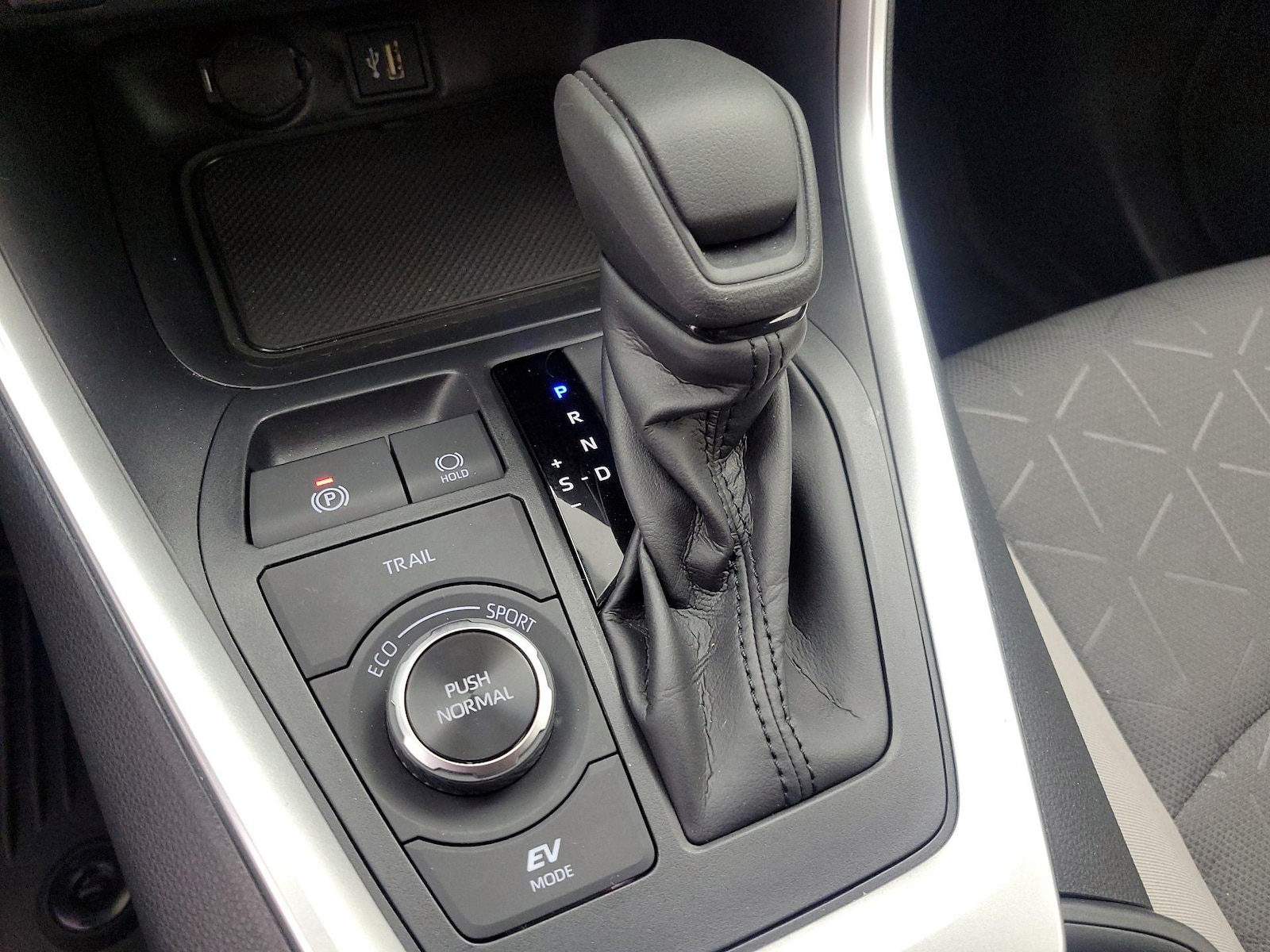 2025 Toyota RAV4 XLE - Photo 18