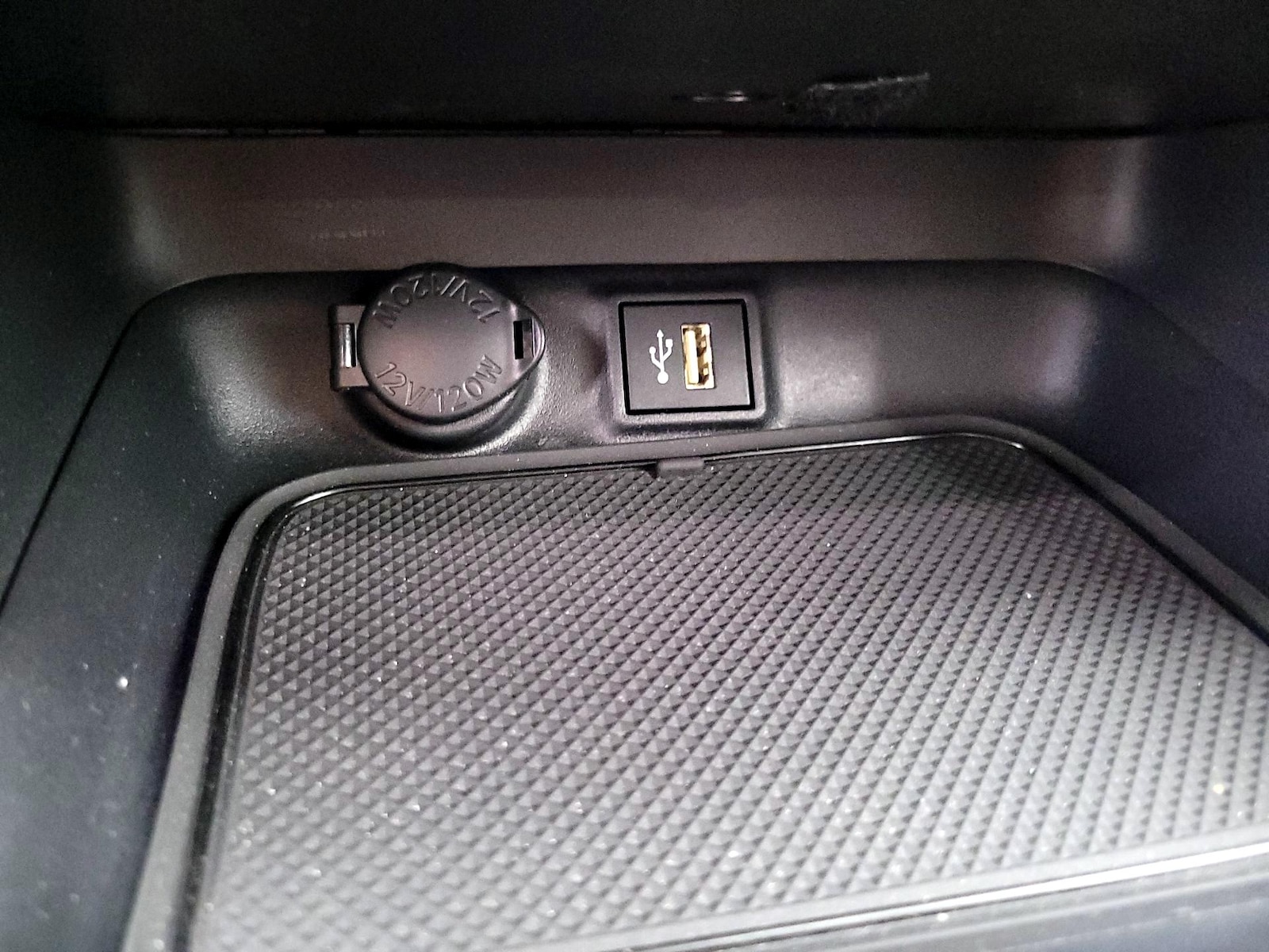 2025 Toyota RAV4 XLE - Photo 19