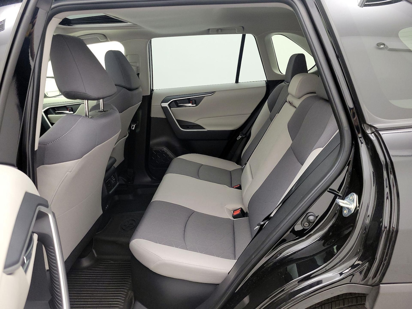 2025 Toyota RAV4 XLE - Photo 21