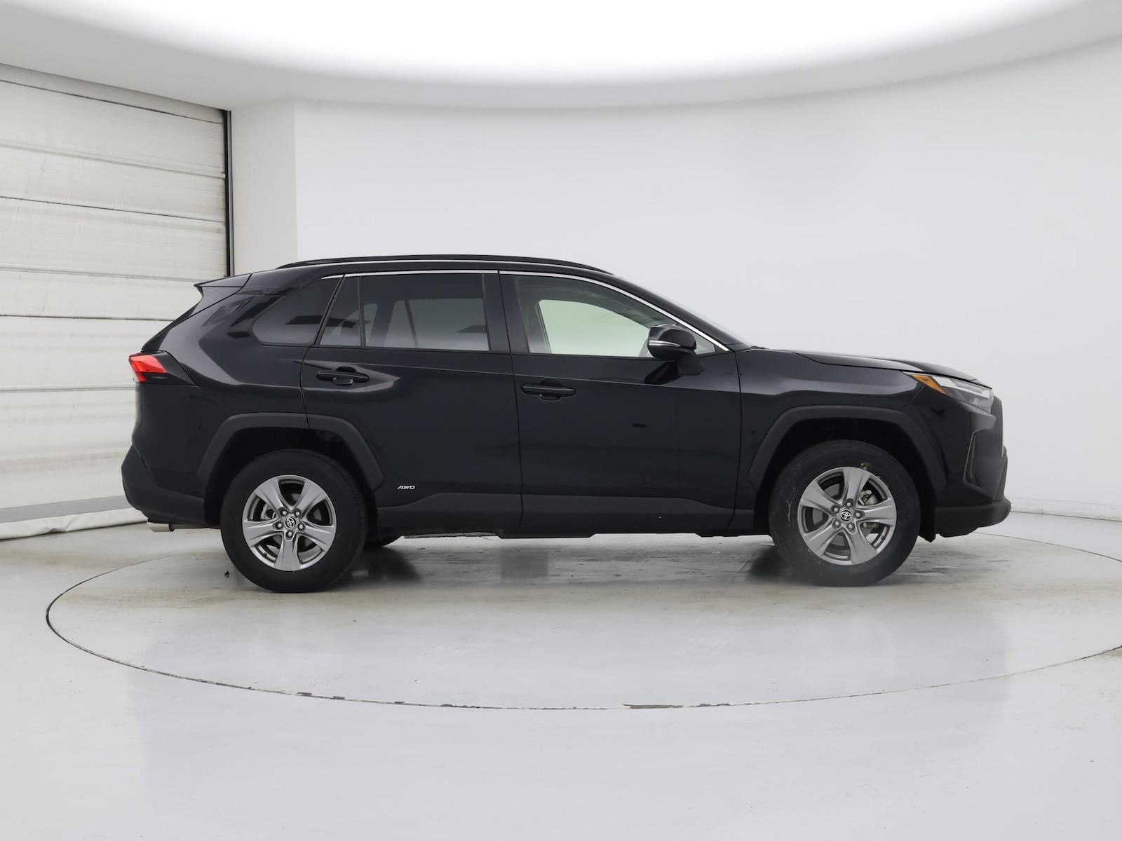 2025 Toyota RAV4 XLE - Photo 8