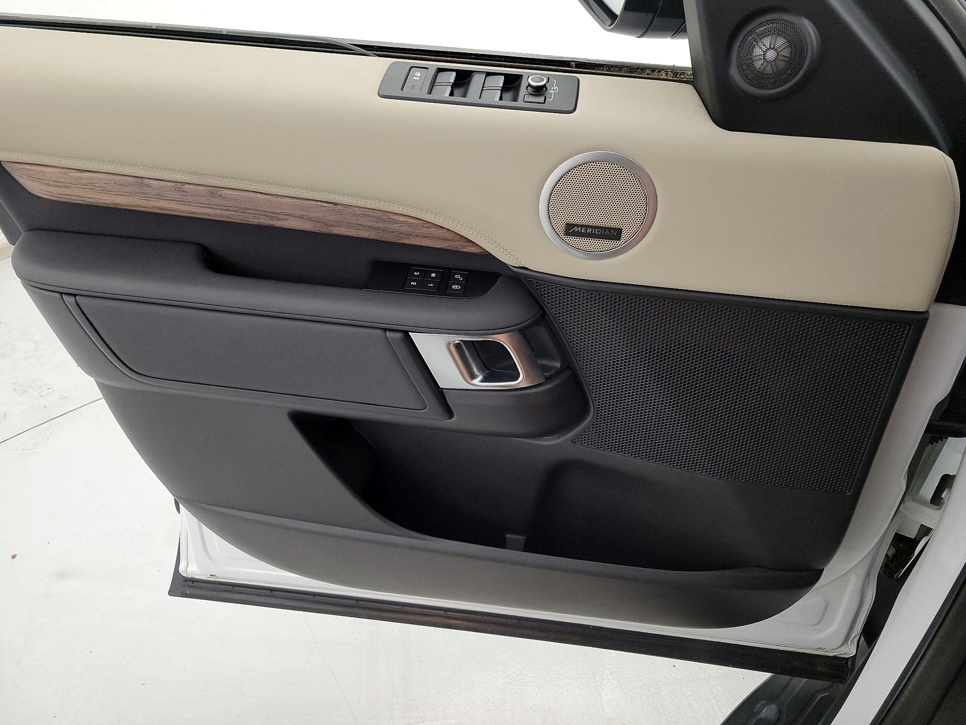 Thumbnail: 2018 Land Rover Discovery - 12