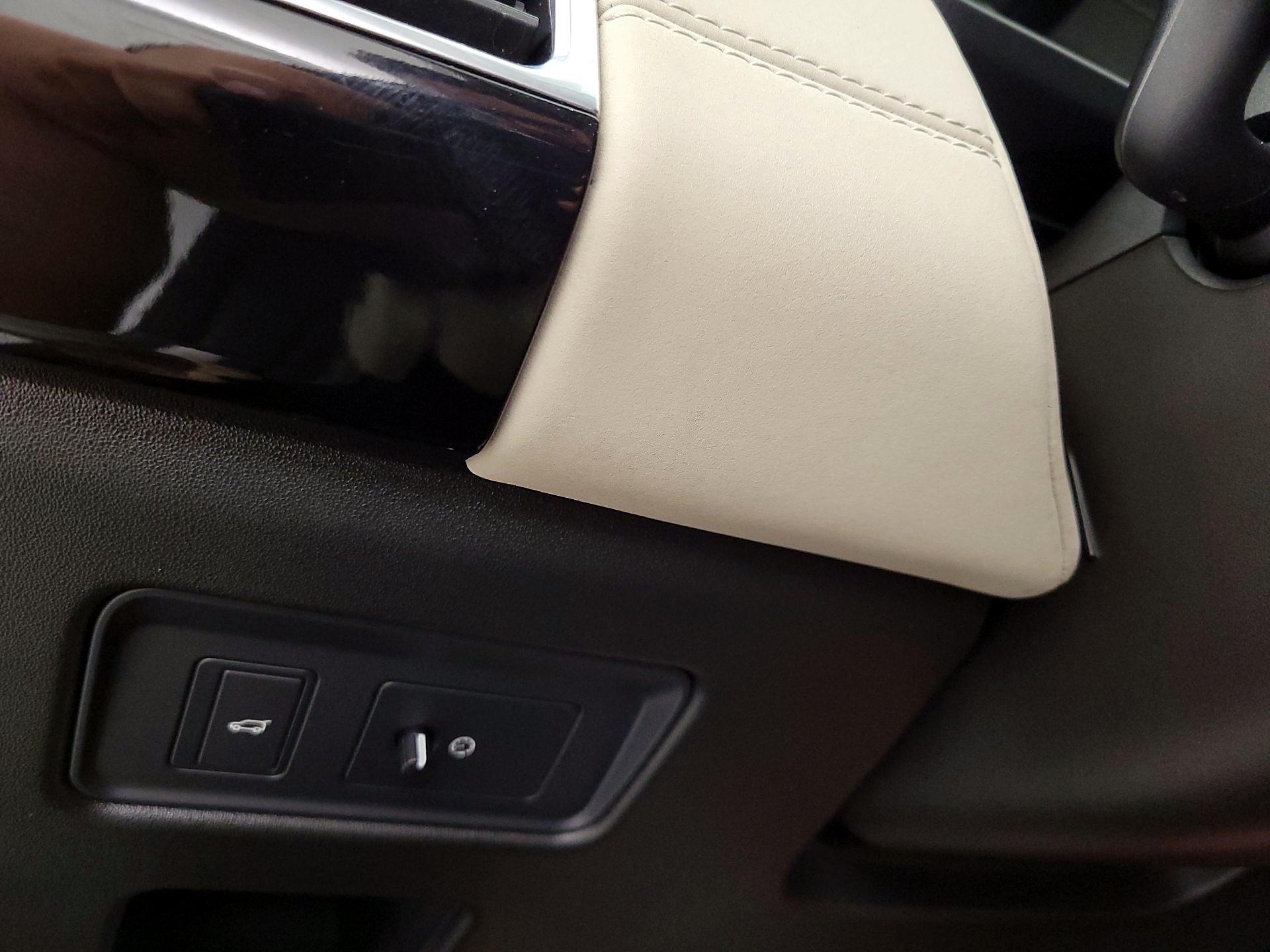 Thumbnail: 2018 Land Rover Discovery - 13