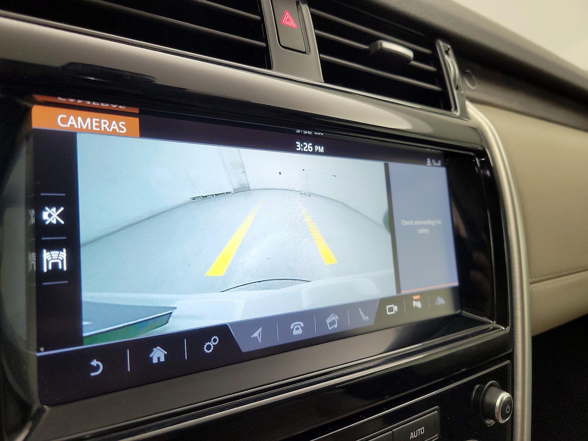 Thumbnail: 2018 Land Rover Discovery - 15