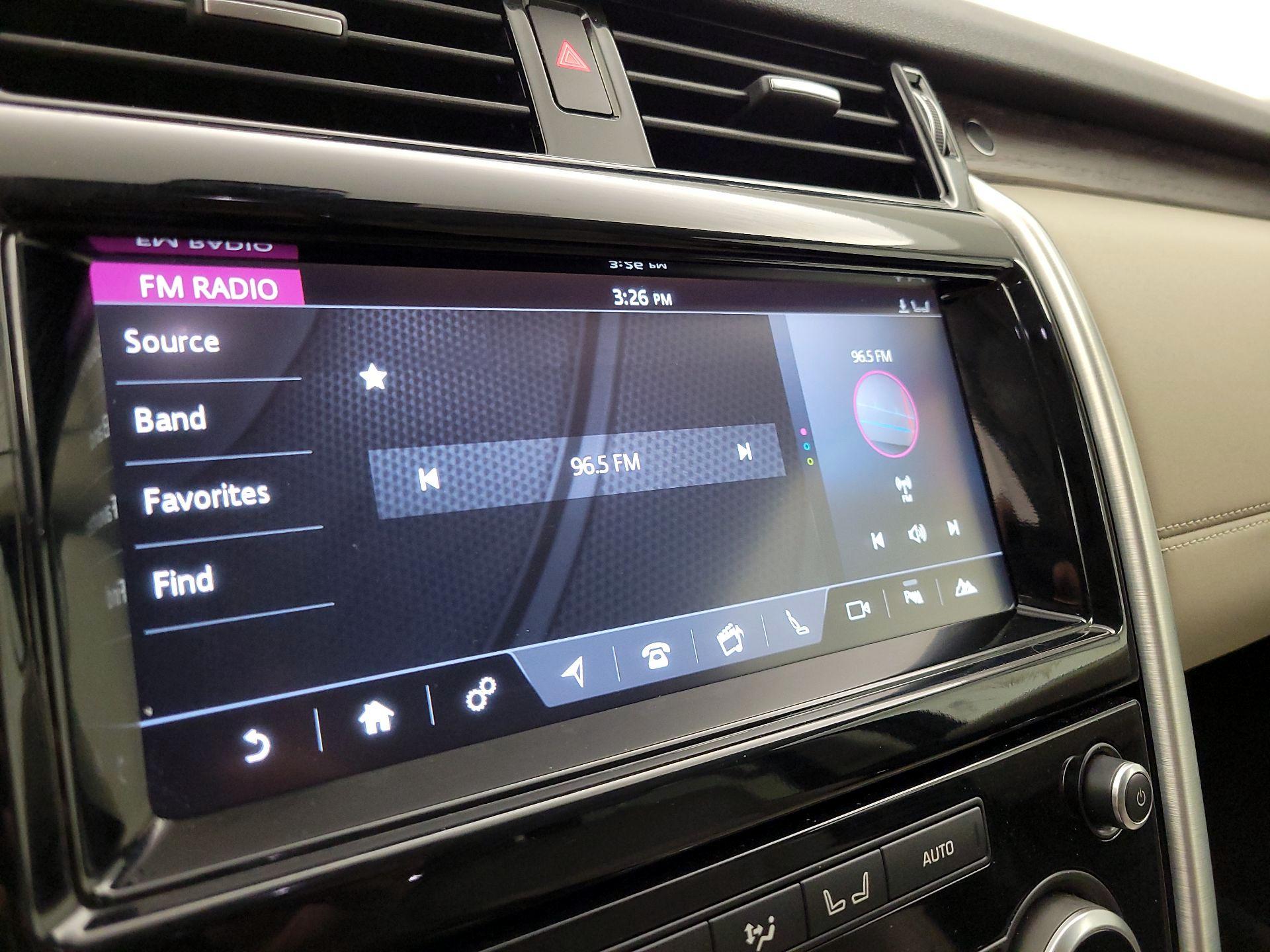 Thumbnail: 2018 Land Rover Discovery - 16