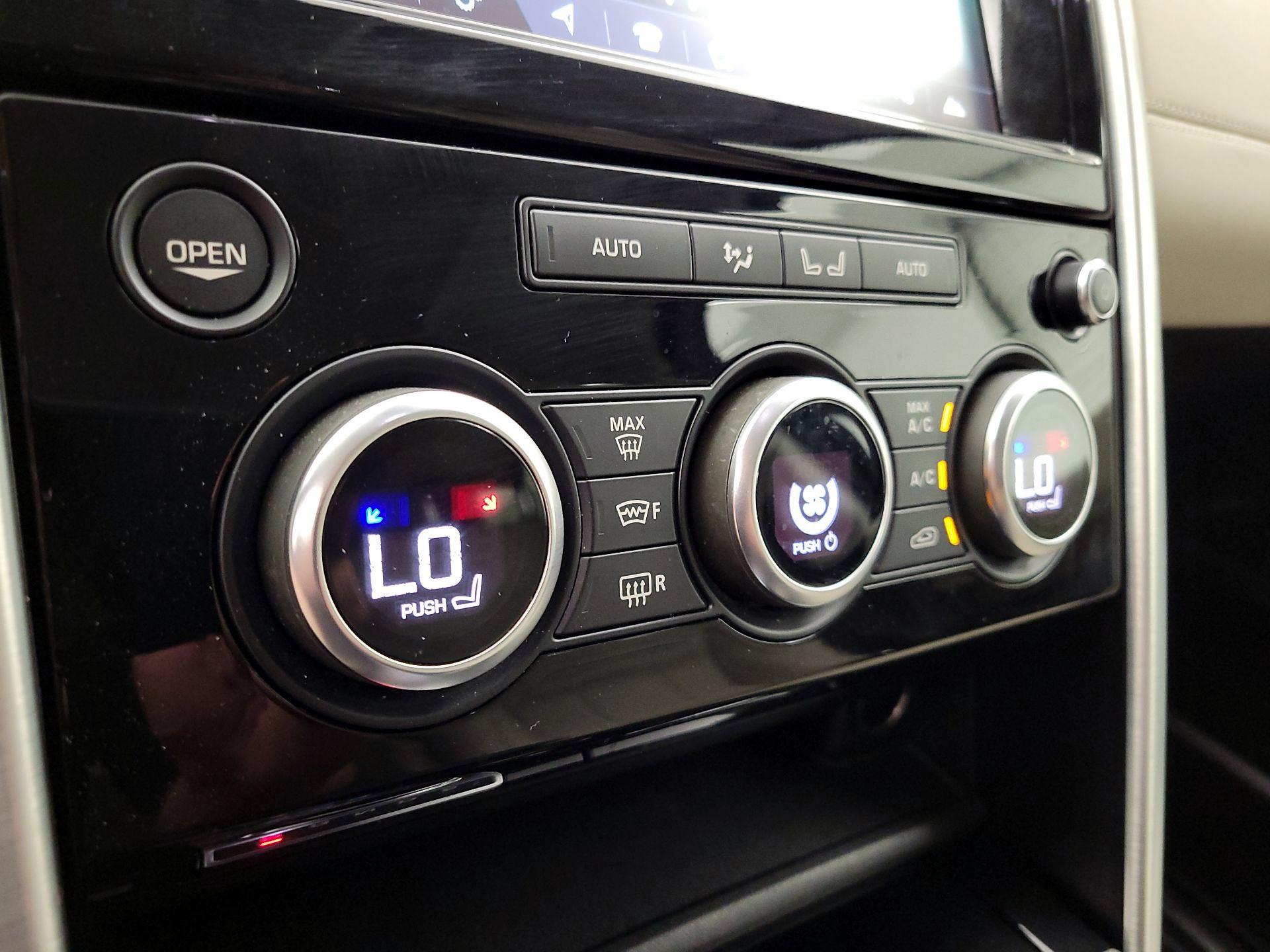 Thumbnail: 2018 Land Rover Discovery - 17