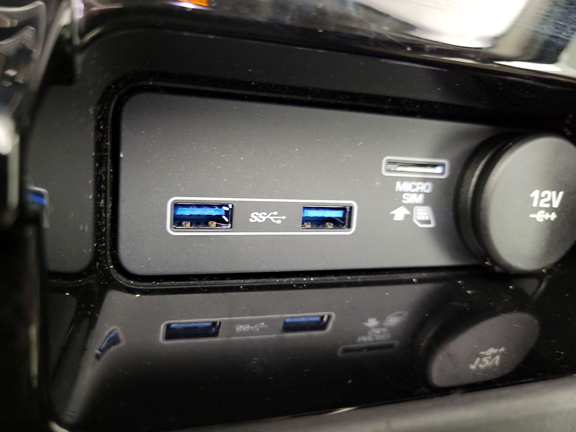 Thumbnail: 2018 Land Rover Discovery - 19