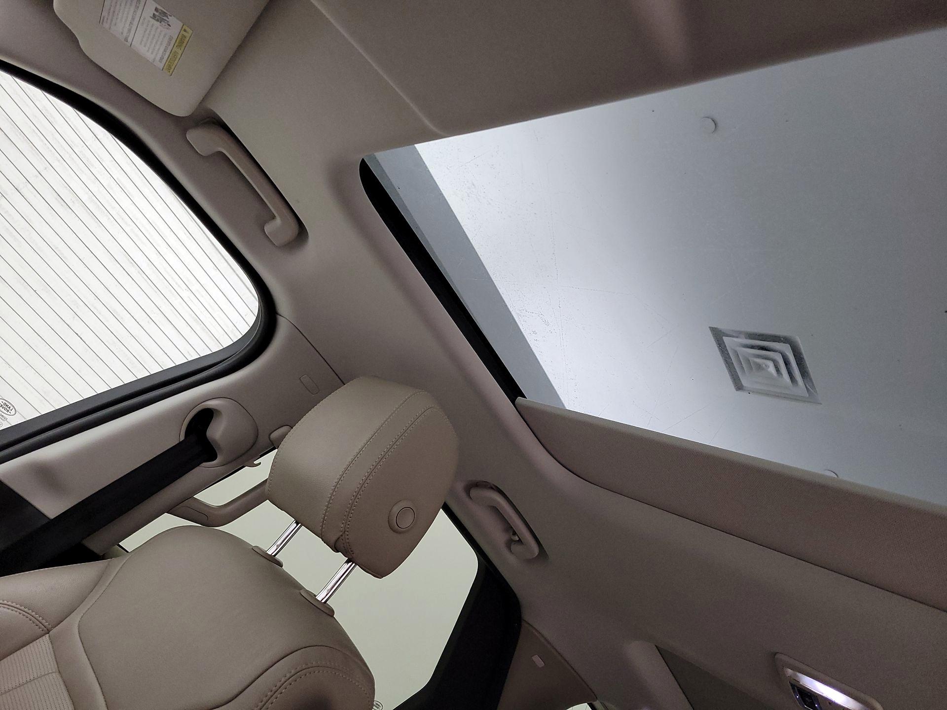 Thumbnail: 2018 Land Rover Discovery - 20