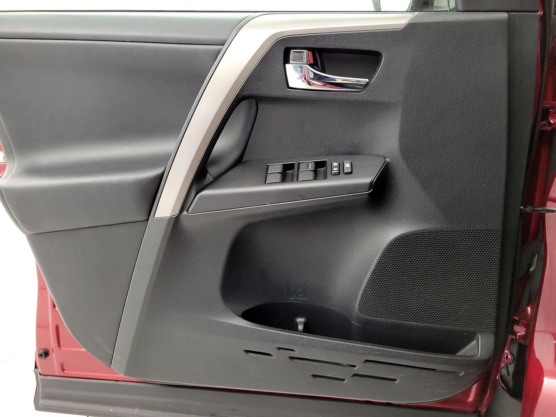 Thumbnail: 2018 Toyota RAV4 - 12