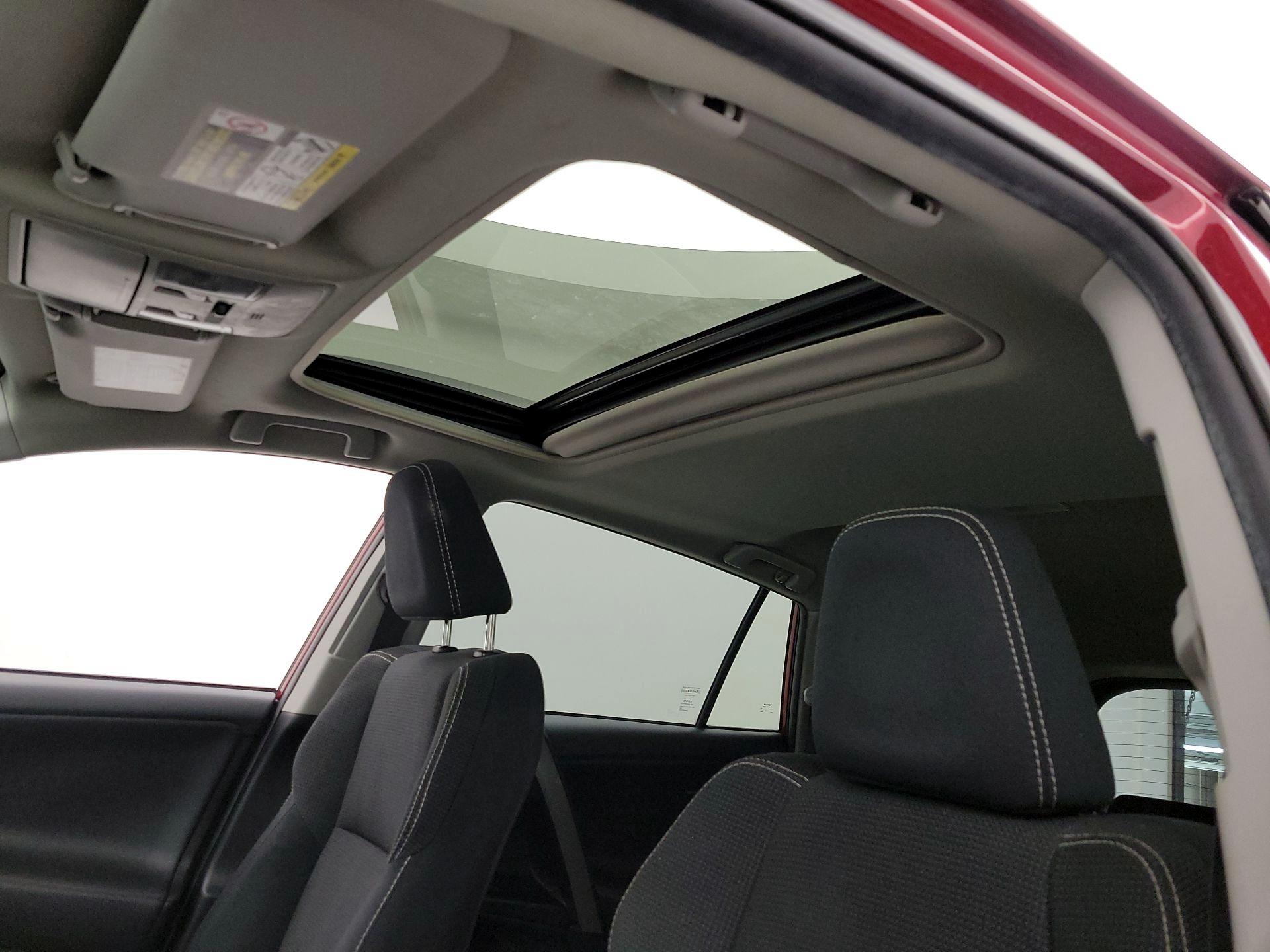 Thumbnail: 2018 Toyota RAV4 - 20